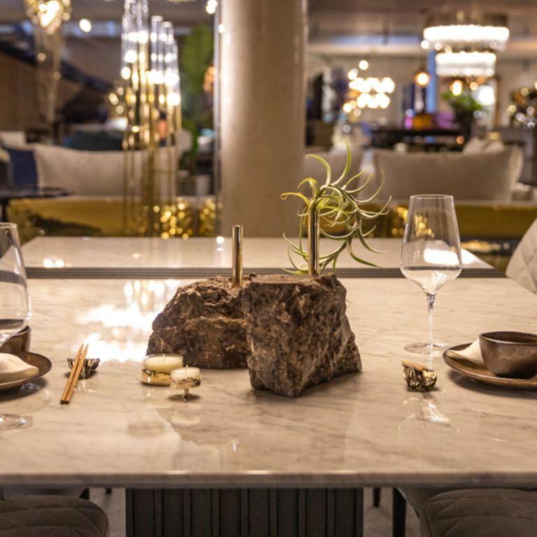 Fatto a mano Colli II - Portapiante in ottone, design biofilo ed Eleganza in marmo Emperador in vendita