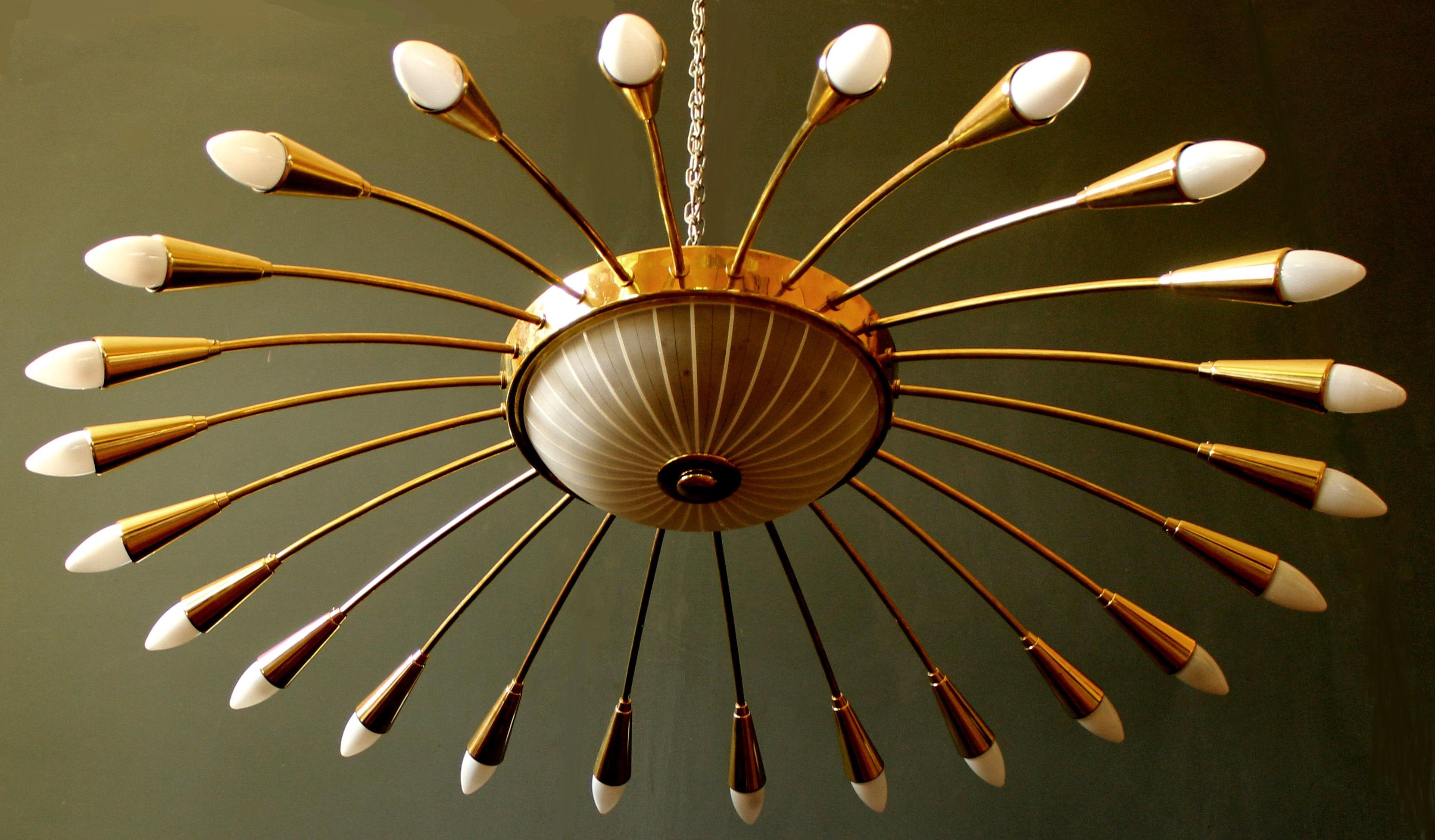 24 arms spider Sputnik chandelier with 26 lights (2 e27 & 24 e14), rewired
Measures: Diameter 3.7 feet, depth 6 inches

The chandelier is in excellent condition, carefully cleaned, rewired and screws for the cups are replaced. The brass surfaces