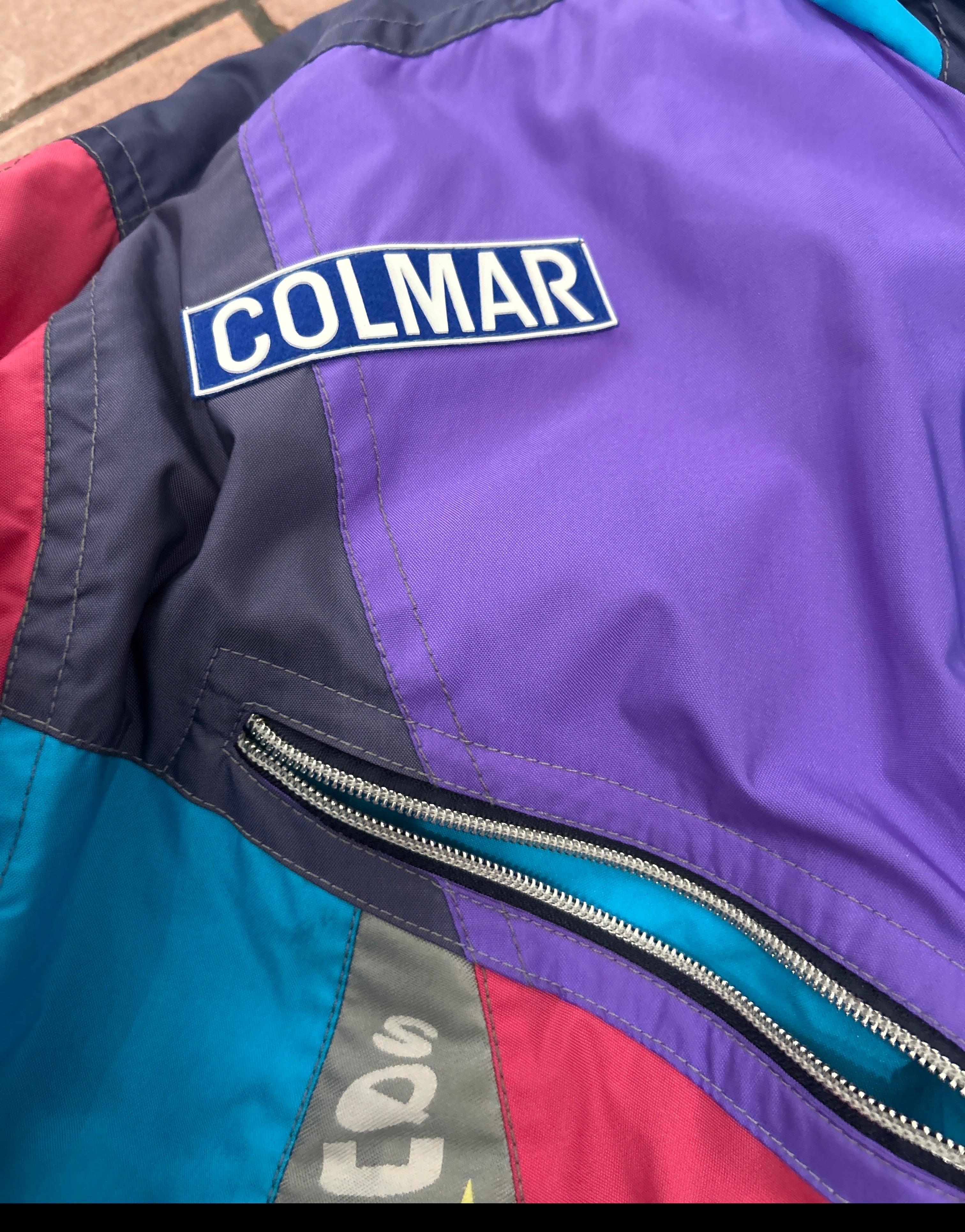 giacca da sci colmar vintage degli anni '80, disegnata per la squadra italiana di sci. Multicolore, chiusura con zip e feltro, cappuccio richiudibile nel colletto. 

Dimensione: 52 it
