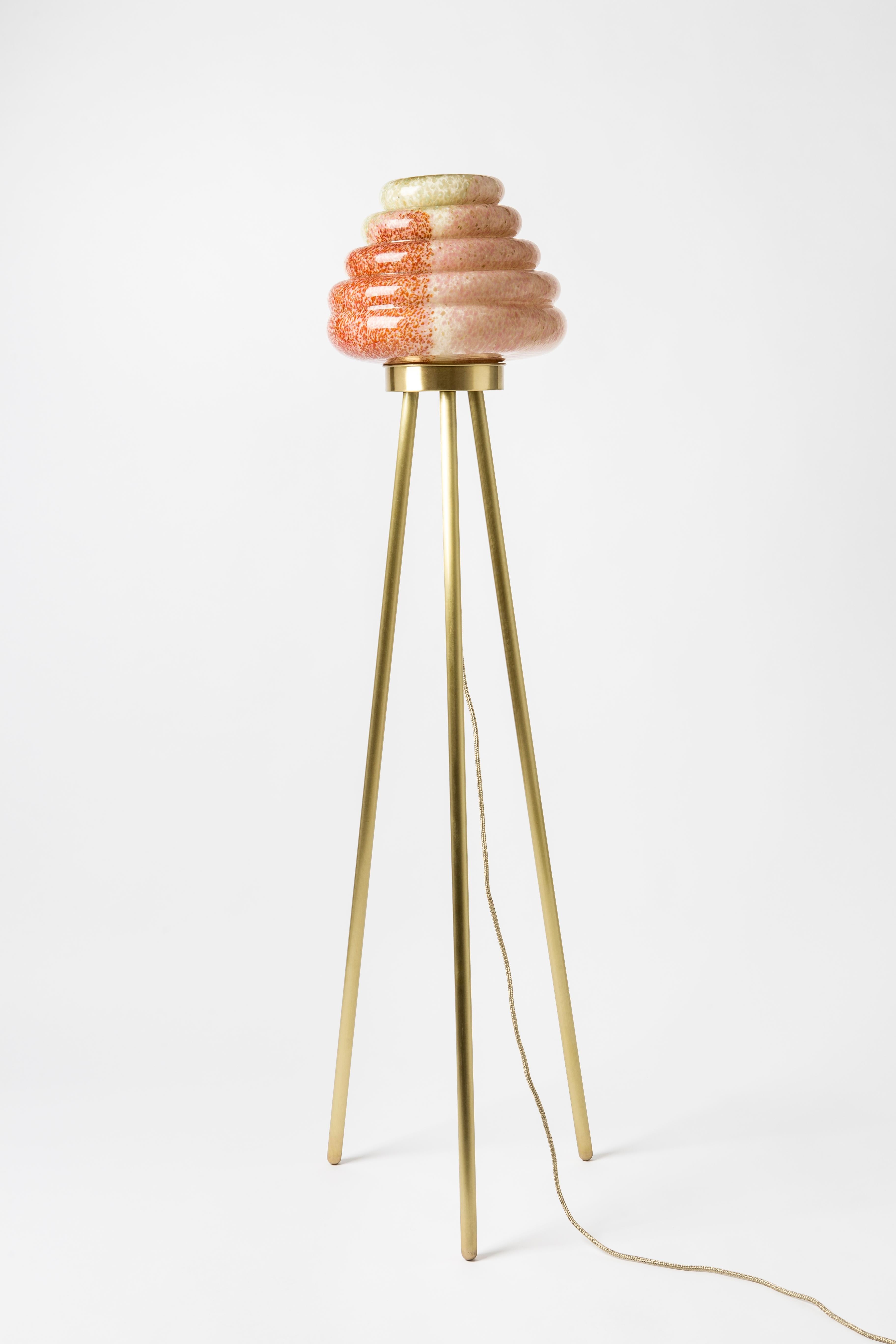 Lampada da terra Colmena di Merve KAHRAMAN, vetro soffiato a mano e rame lucido in vendita 4