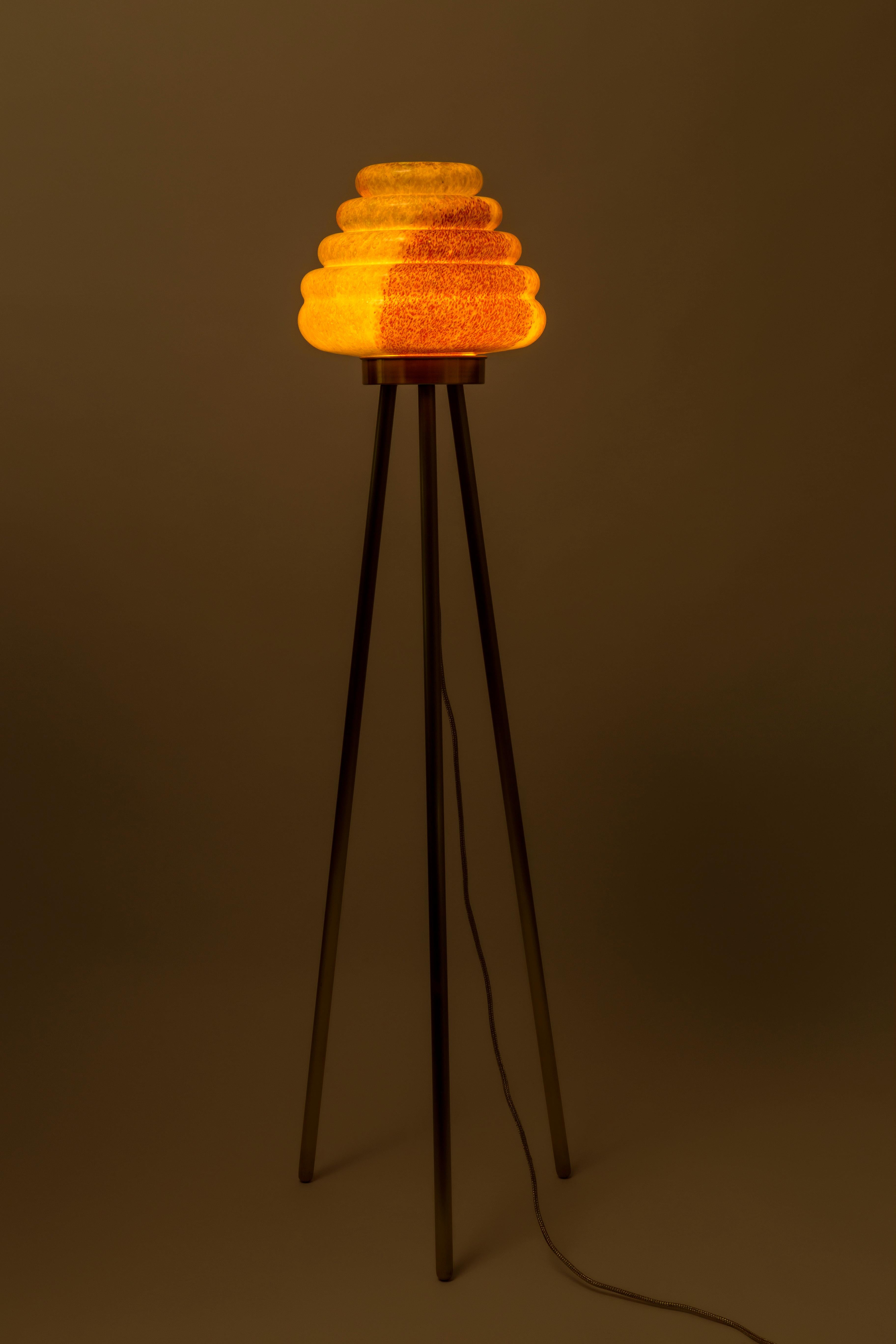 Lampada da terra Colmena di Merve KAHRAMAN, vetro soffiato a mano e rame lucido In condizioni Nuovo in vendita a New York, NY