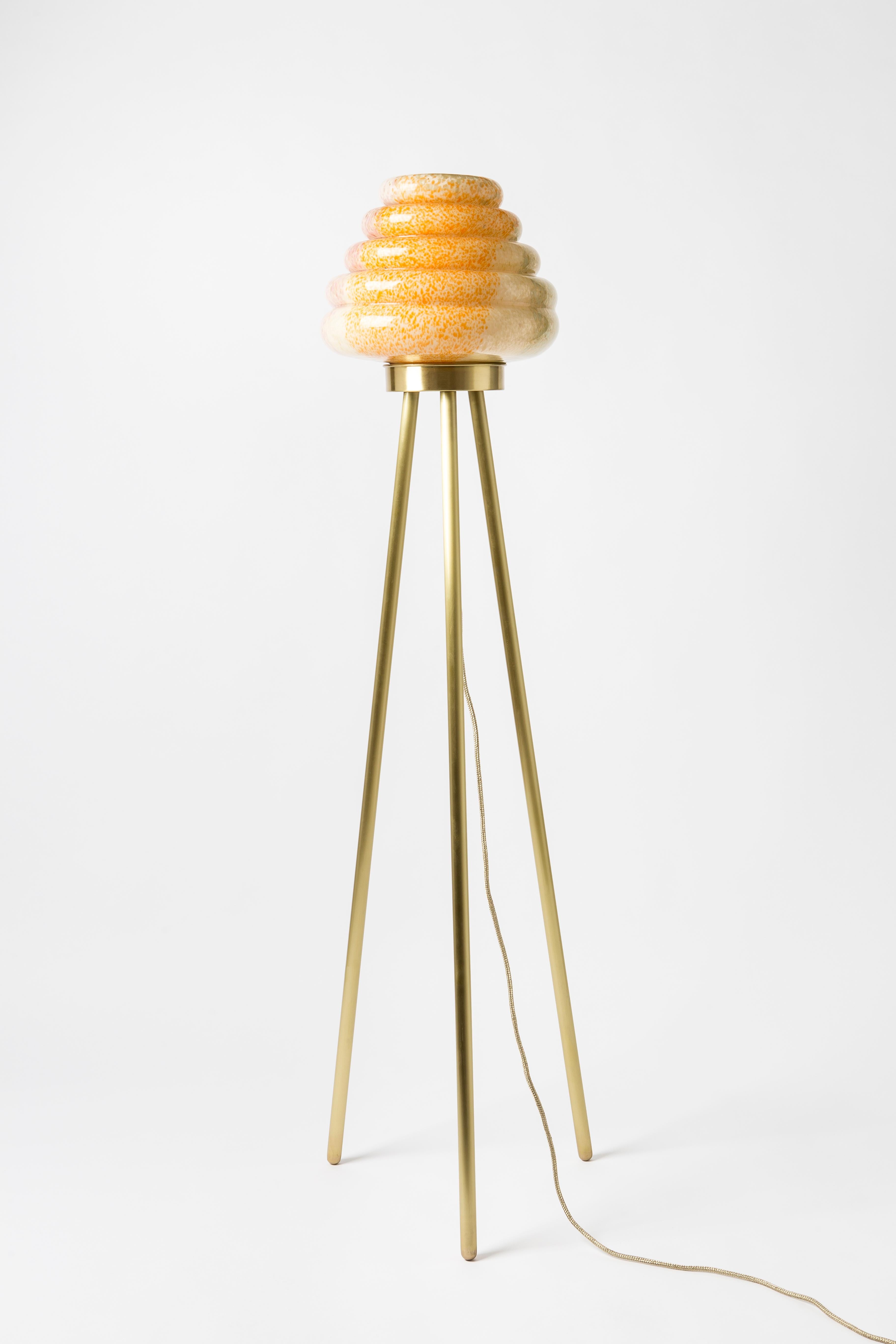 XXI secolo e contemporaneo Lampada da terra Colmena di Merve KAHRAMAN, vetro soffiato a mano e rame lucido in vendita
