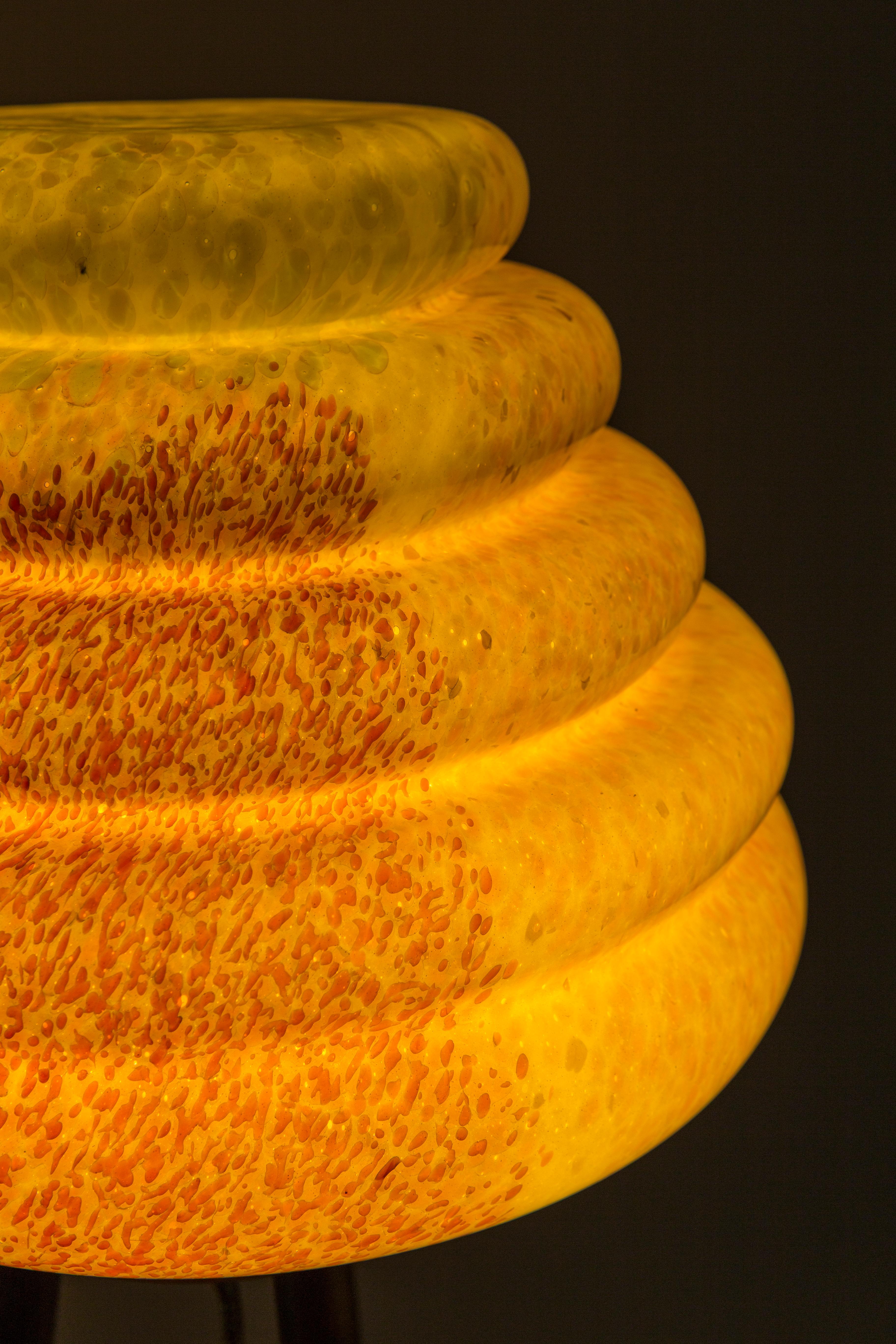 Lampada da terra Colmena di Merve KAHRAMAN, vetro soffiato a mano e rame lucido in vendita 1