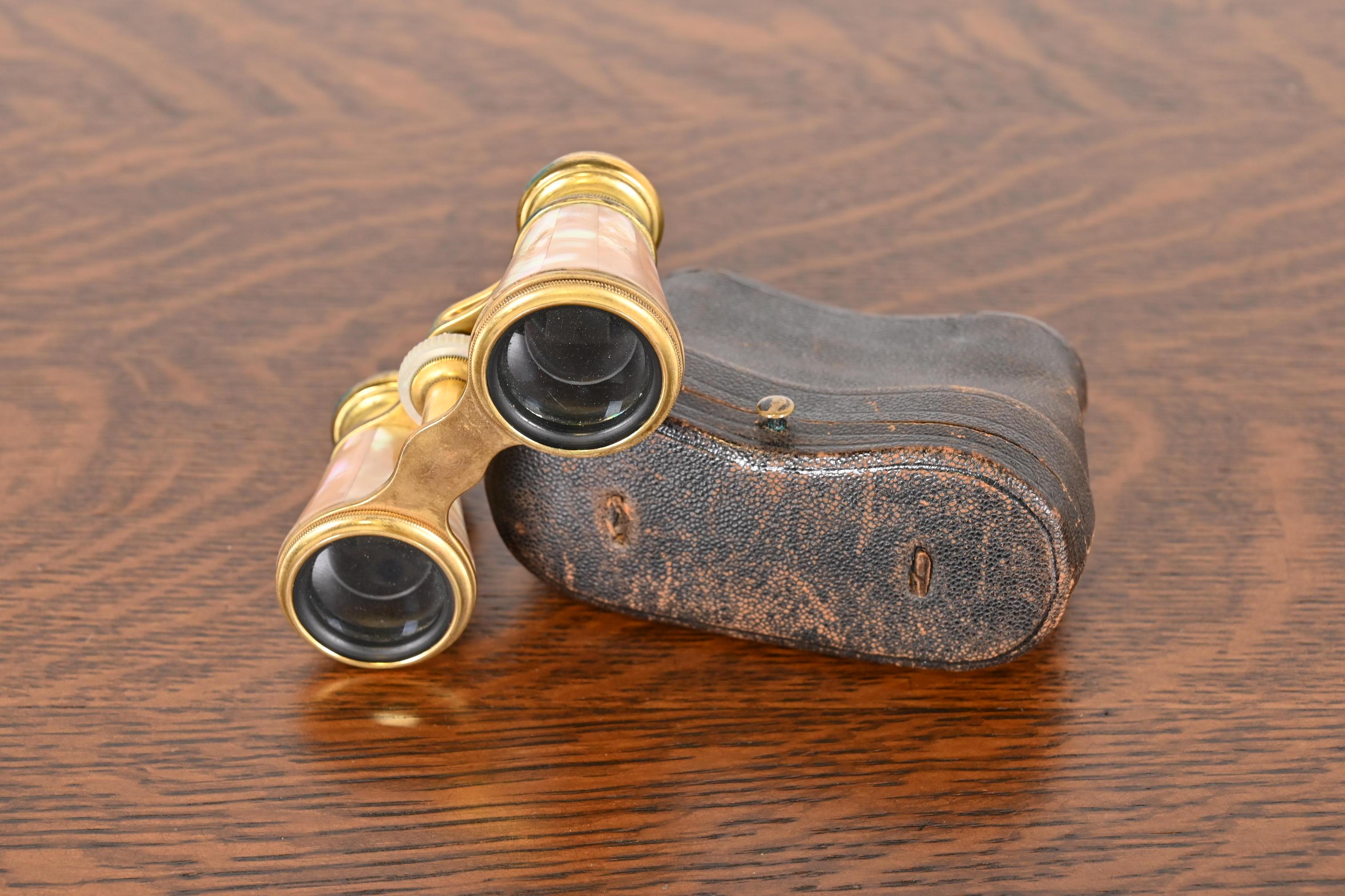 Colmont Ft Paris Mother of Pearl French Opera Glasses With Leather Case, 1890s For Sale 5