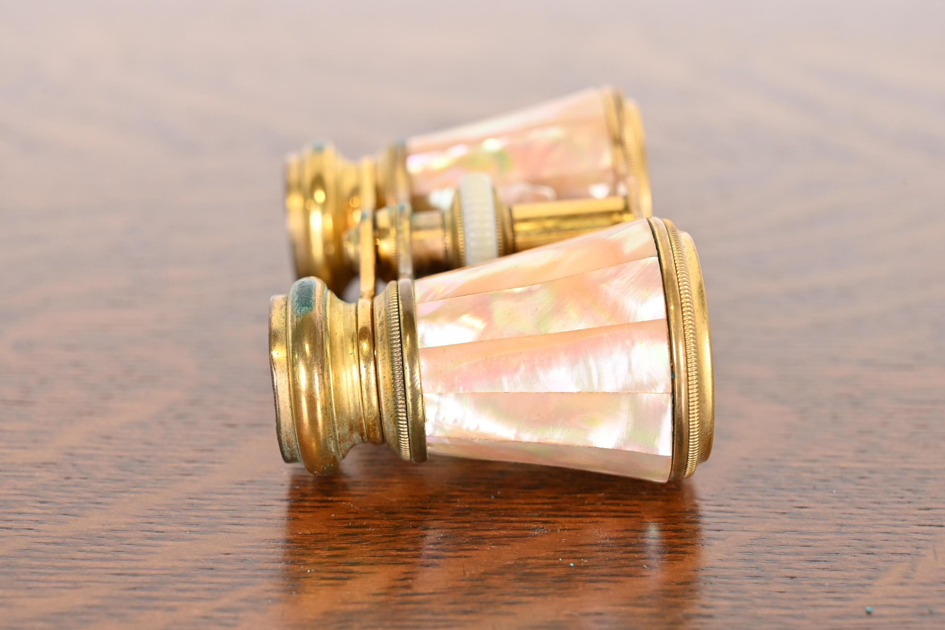Colmont Ft Paris Mother of Pearl French Opera Glasses With Leather Case, 1890s In Good Condition For Sale In South Bend, IN
