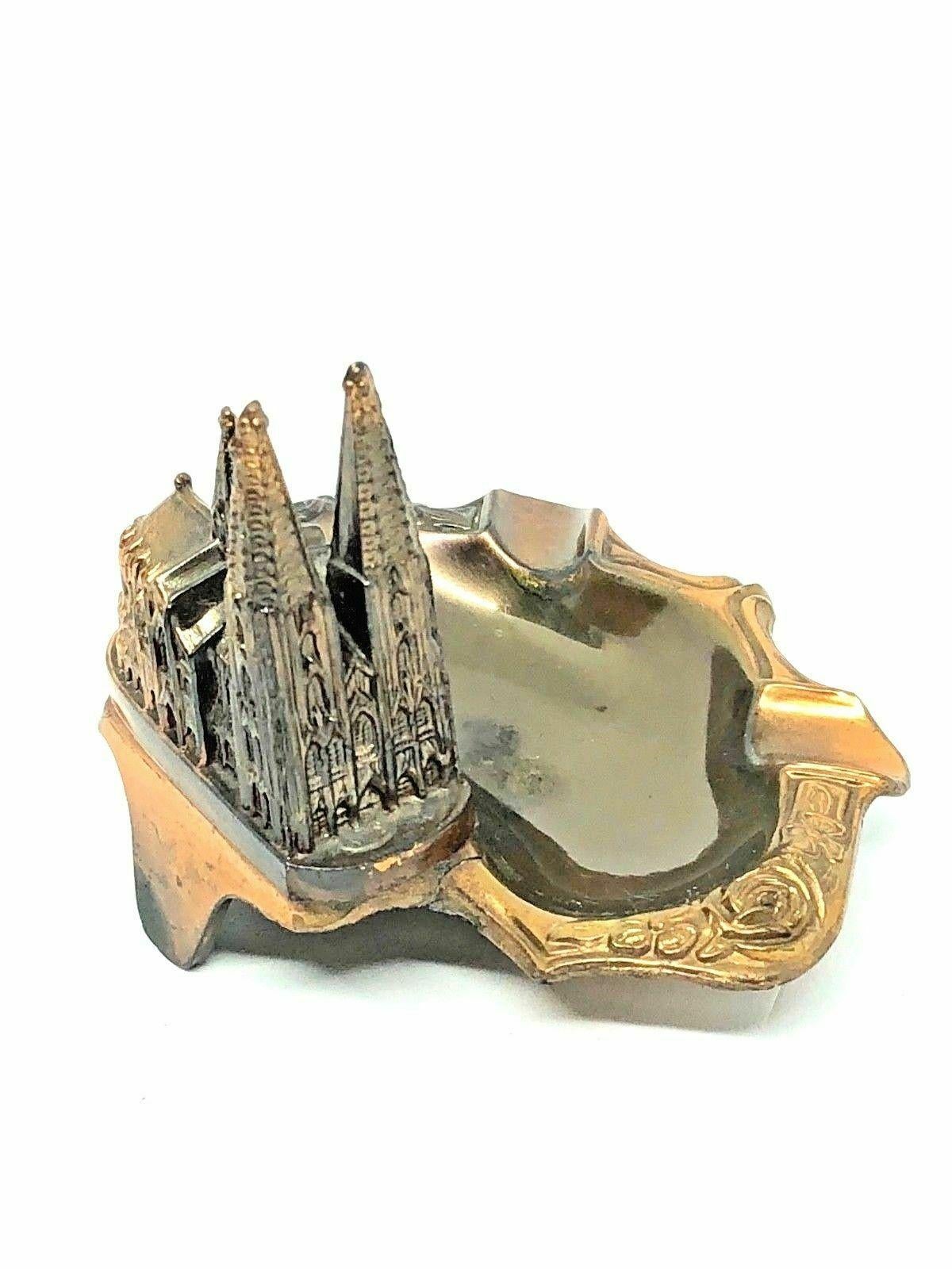 A 1950s souvenir building architectural model Ashtray. Some wear with a nice patina, but this is old-age. Made of metal. A beautiful nice desktop item or just a display item in your collections of souvenirs from around the world.

  