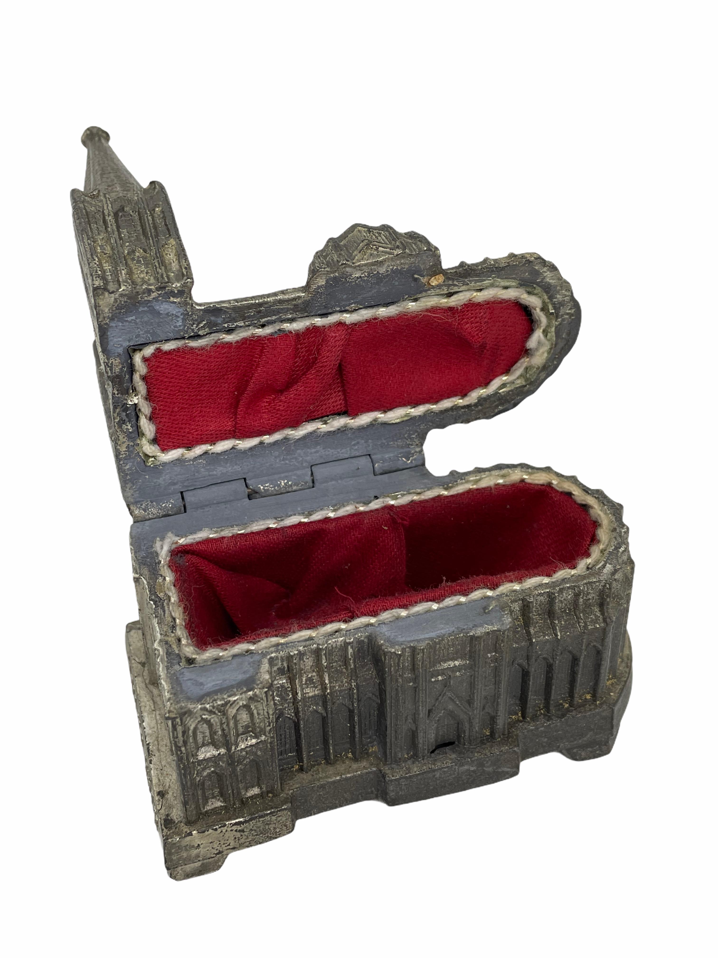 Gorgeous vintage metal jewelry box. A beautiful decorative item in metal inside covered with cloth. Made in Germany, circa 1930s. Nice addition to any collection, dressing room, living room or just as a decorative item everywhere.