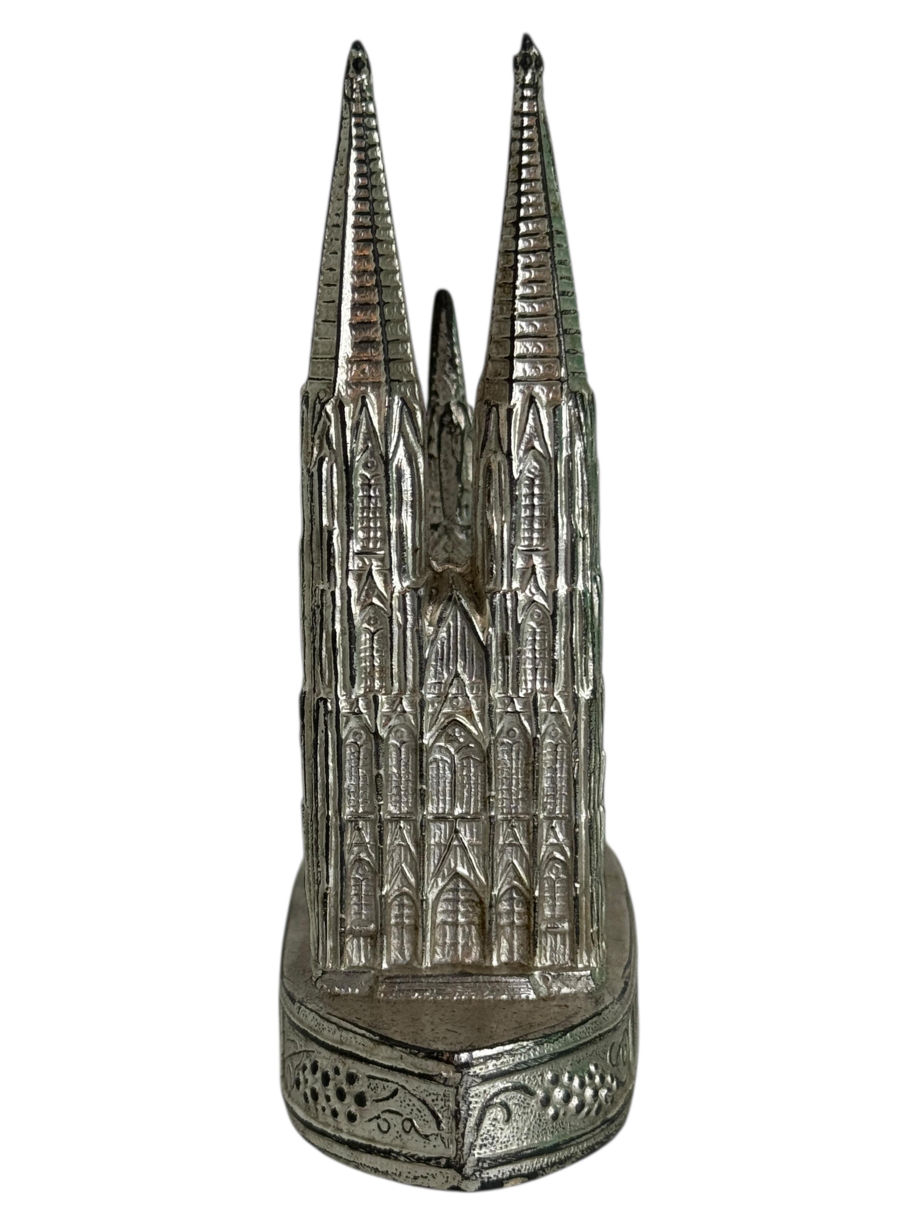 Une sculpture décorative de bâtiment en guise de souvenir. Quelques usures avec une belle patine, mais cela est dû à l'âge. En métal. Cet objet a été acheté comme souvenir lors d'un Grand Tour en Europe et a probablement été fabriqué dans les années