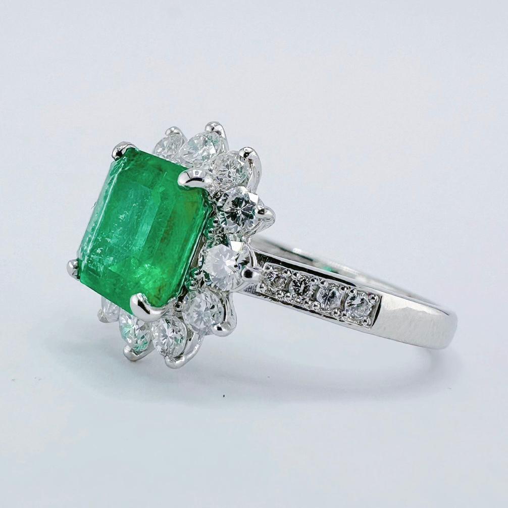Kolumbien 2,14 CT Lebendiger Grüner Smaragd Cocktail Ring mit Diamanten

1 Smaragd - 2,14 CT
Herkunft: Kolumbien
Kleines Öl 
Die Form: Achteckig
Lebendiges Grün

Diamanten - 0,84 CT
PT900 - 5,06 GM

