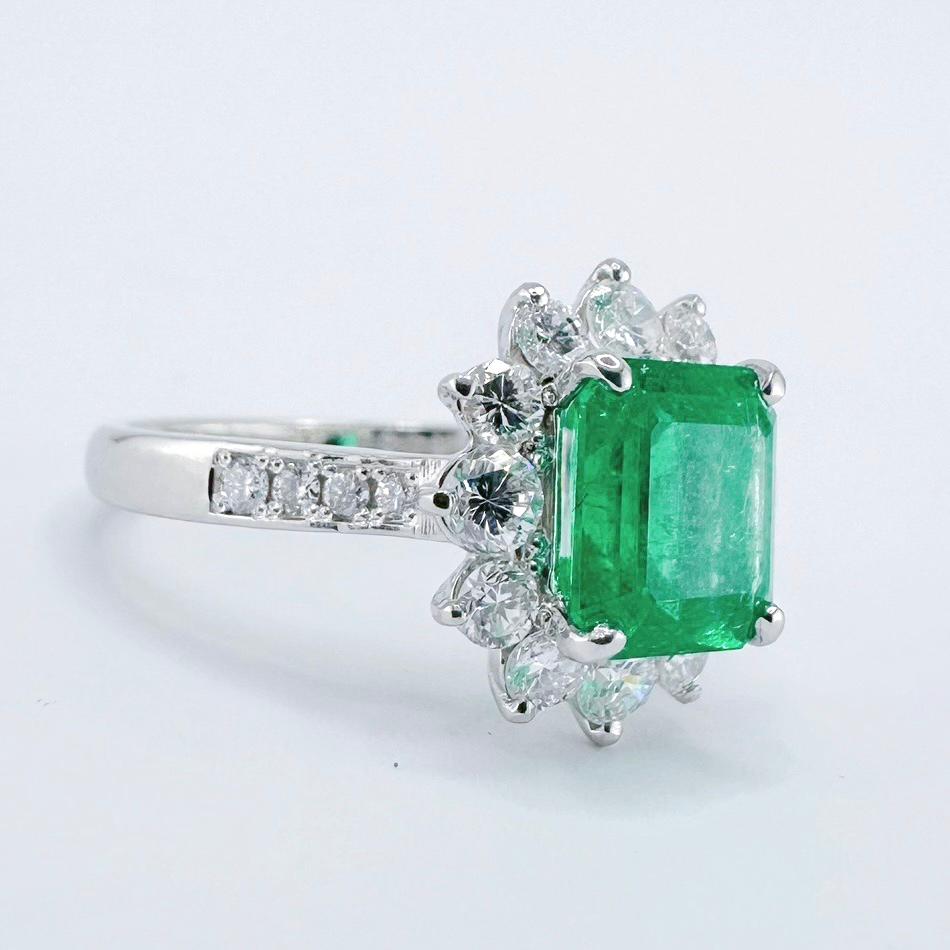 Kolumbien 2,14 CT Vivid Green Emerald PT900 Cocktail Ring mit Diamanten (Moderne) im Angebot