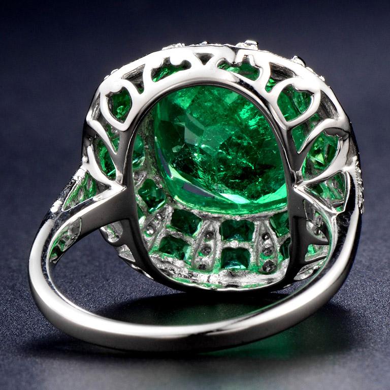 Colombia Emerald 5.89 Carat and Diamond Cocktail Ring In New Condition In Bangkok, TH