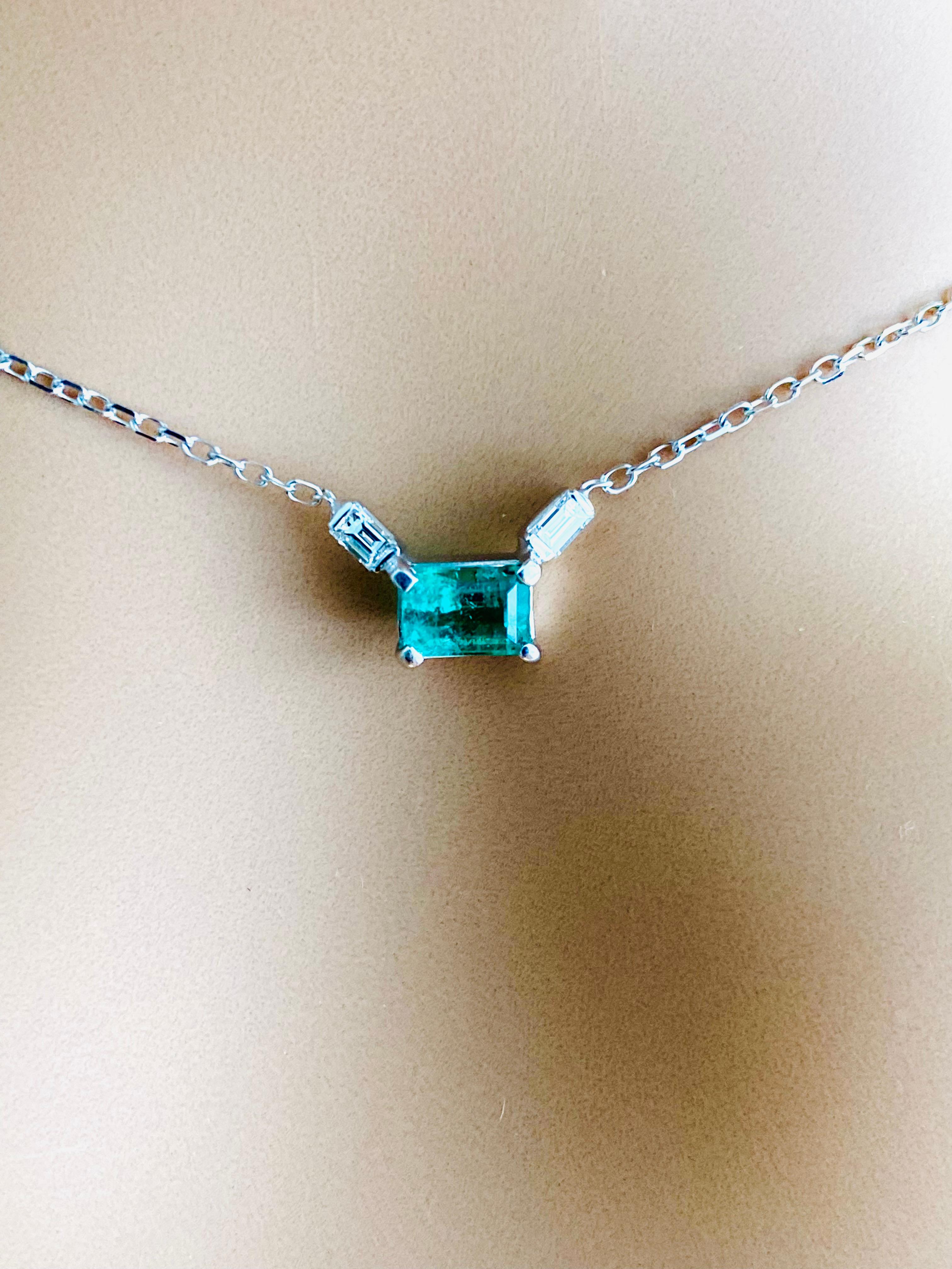 Contemporary Colombia Emerald and Two Baguette Diamonds White Gold Drop Pendant Necklace