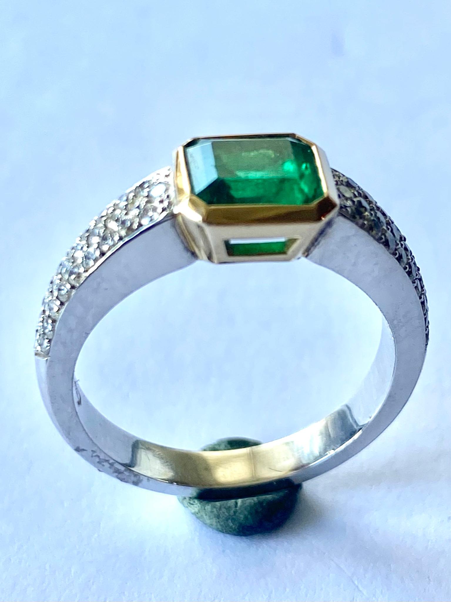 One (1) 18 Karat Yellow and White Gold Ring, Stamped: 750 and a V with Crown
Center stone:
Natural Beryl, Emerald, Fine Color Quality.
Origine: Colombia Weight ofthe Emerald: 1.25 ct.
Side Stones: 56 = 0.38 ct. VS- F-G.
Weight of the Ring: 6.53