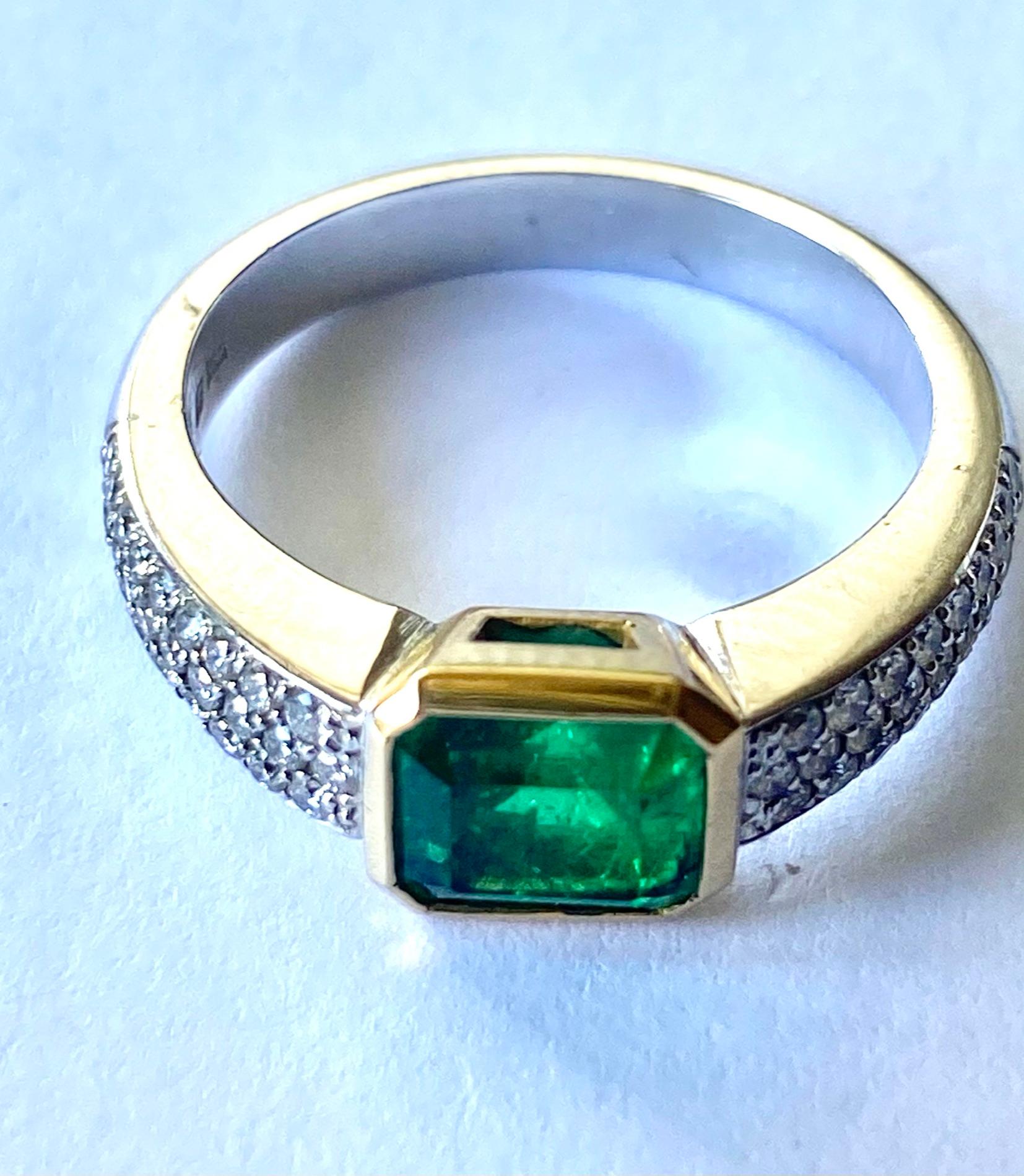 Kolumbianischer Smaragd von 1,25 Karat und Diamanten in einem handgefertigten Ring aus 18 Karat Gold (Smaragdschliff) im Angebot