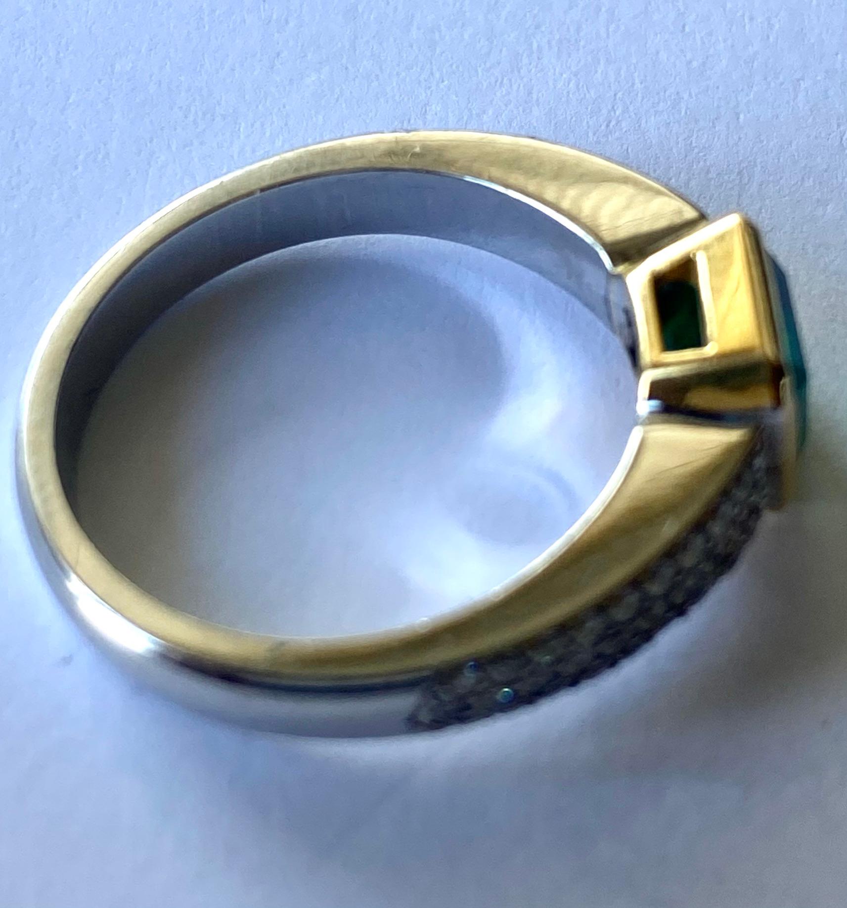 Kolumbianischer Smaragd von 1,25 Karat und Diamanten in einem handgefertigten Ring aus 18 Karat Gold im Zustand „Neu“ im Angebot in Heerlen, NL