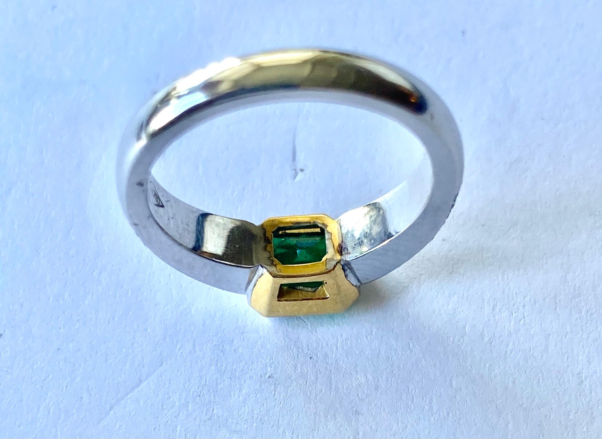 Colombia Emerald of 1.25 Ct and Diamonds Set in a 18k, Gold Hand Made Ring In New Condition For Sale In Heerlen, NL