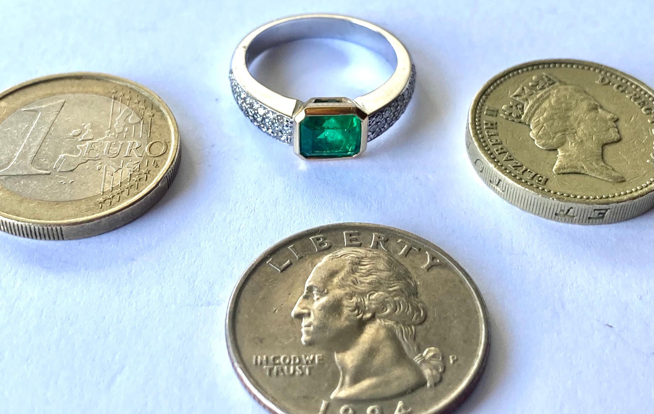 Kolumbianischer Smaragd von 1,25 Karat und Diamanten in einem handgefertigten Ring aus 18 Karat Gold im Angebot 1
