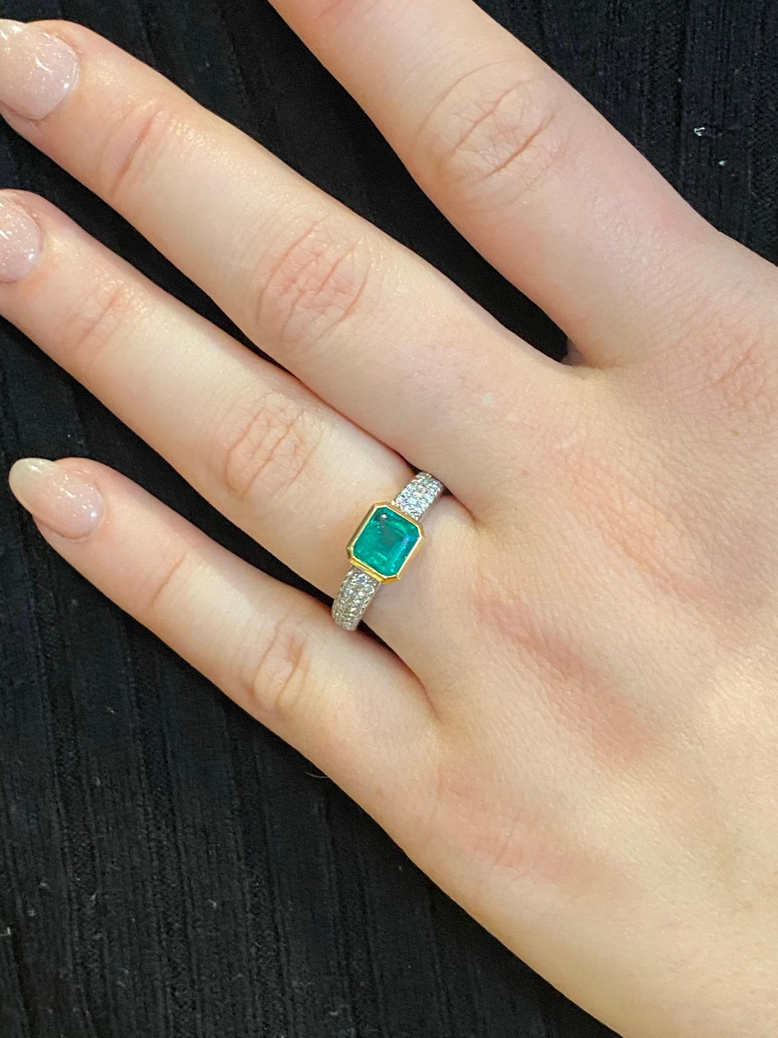 Kolumbianischer Smaragd von 1,25 Karat und Diamanten in einem handgefertigten Ring aus 18 Karat Gold im Angebot 3