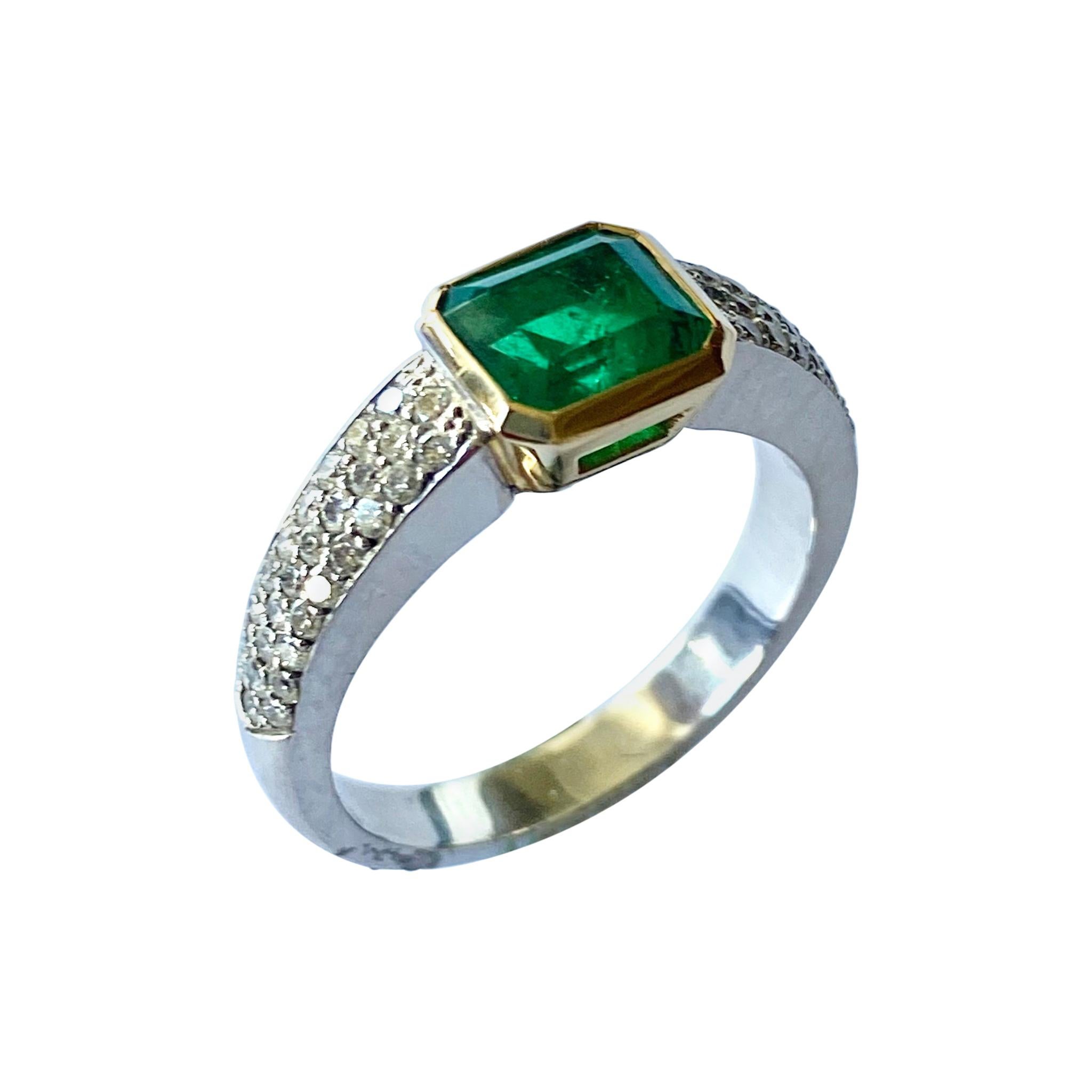Kolumbianischer Smaragd von 1,25 Karat und Diamanten in einem handgefertigten Ring aus 18 Karat Gold im Angebot