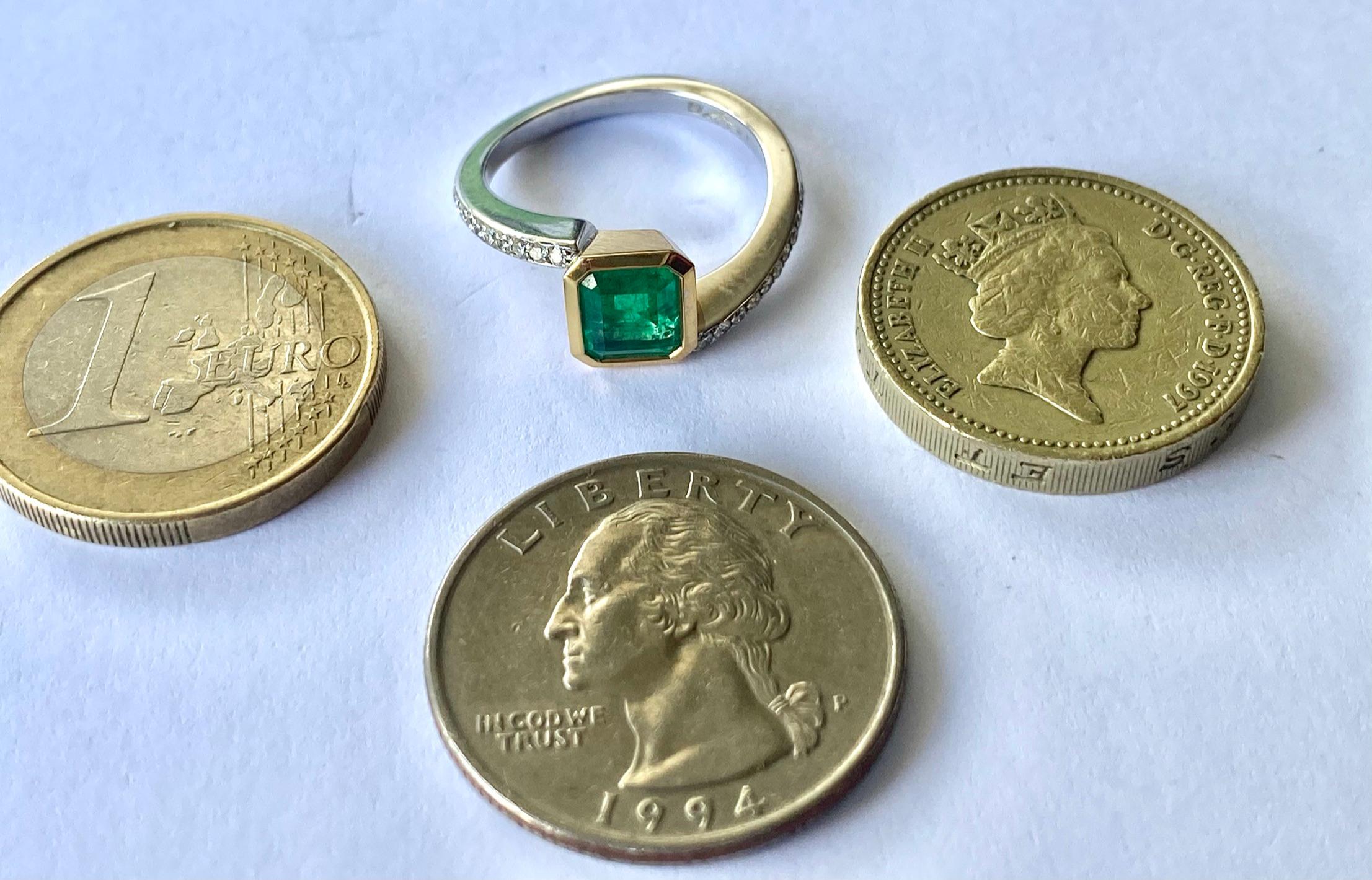 Une émeraude de Colombie de 1,30 carat et des diamants sertis dans une bague en or 18 carats faite à la main en vente 2