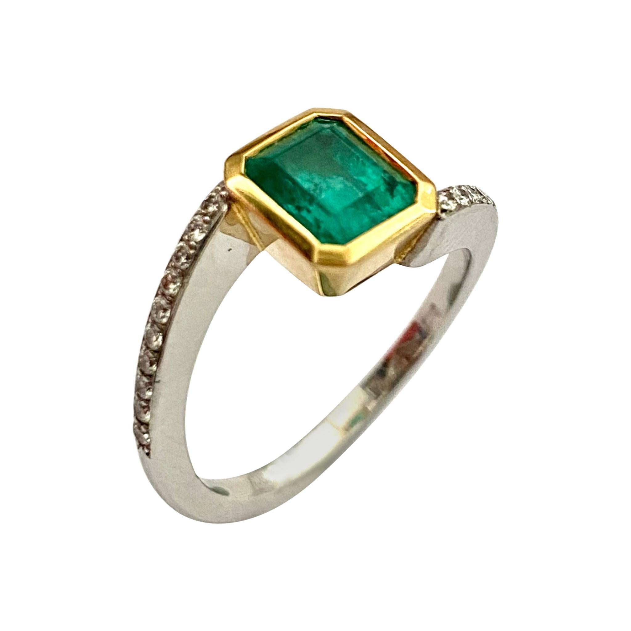 Kolumbianischer Smaragd von 1,30 Karat und Diamanten in einem handgefertigten Ring aus 18 Karat Gold