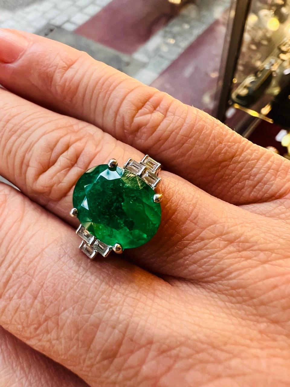 Columbia Emerald of 4.73 carat surrounded by baguette-cut diamonds for 0.12 carat
this ring in 18 carat white gold weighs in total: 4.30 grams
ring size 53