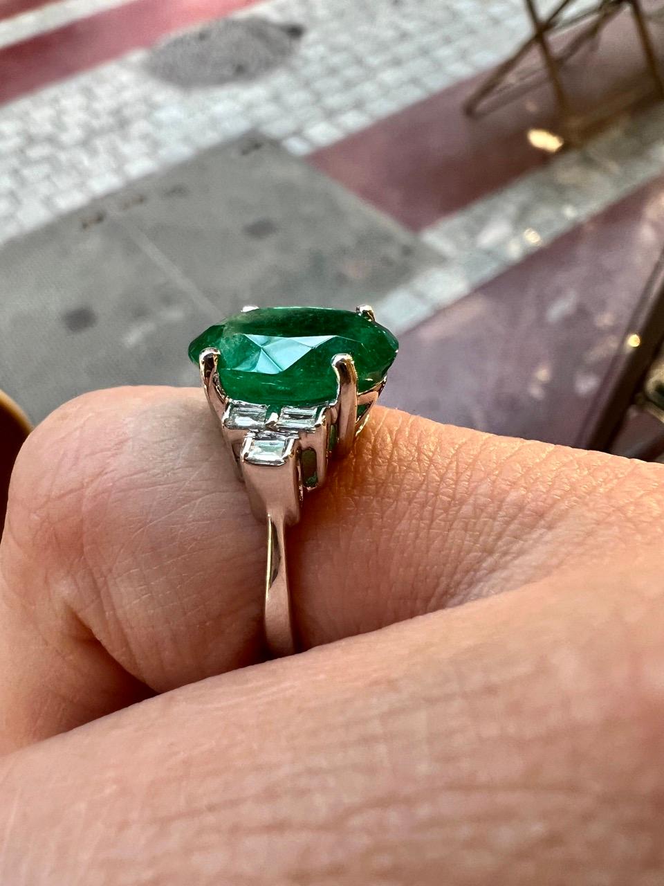 Emerald Cut Colombia Emerald of 4.73 Carat, Baguette-Cut Diamonds for 0.12 Carat Wedding