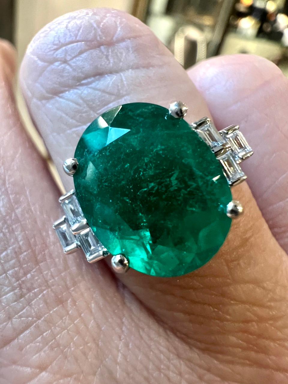 Women's Colombia Emerald of 4.73 Carat, Baguette-Cut Diamonds for 0.12 Carat Wedding