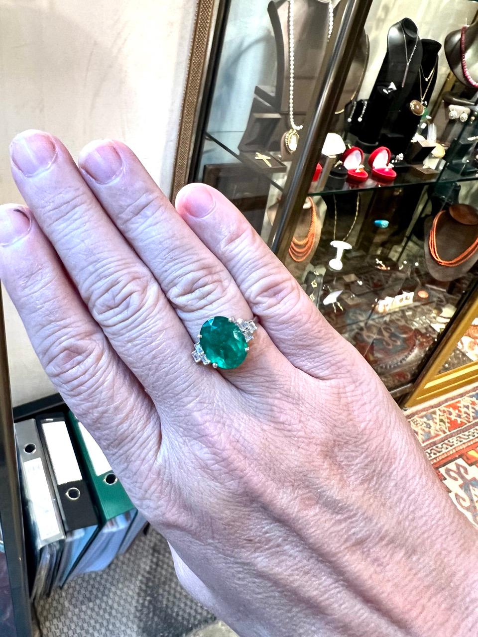 Colombia Emerald of 4.73 Carat, Baguette-Cut Diamonds for 0.12 Carat Wedding 1