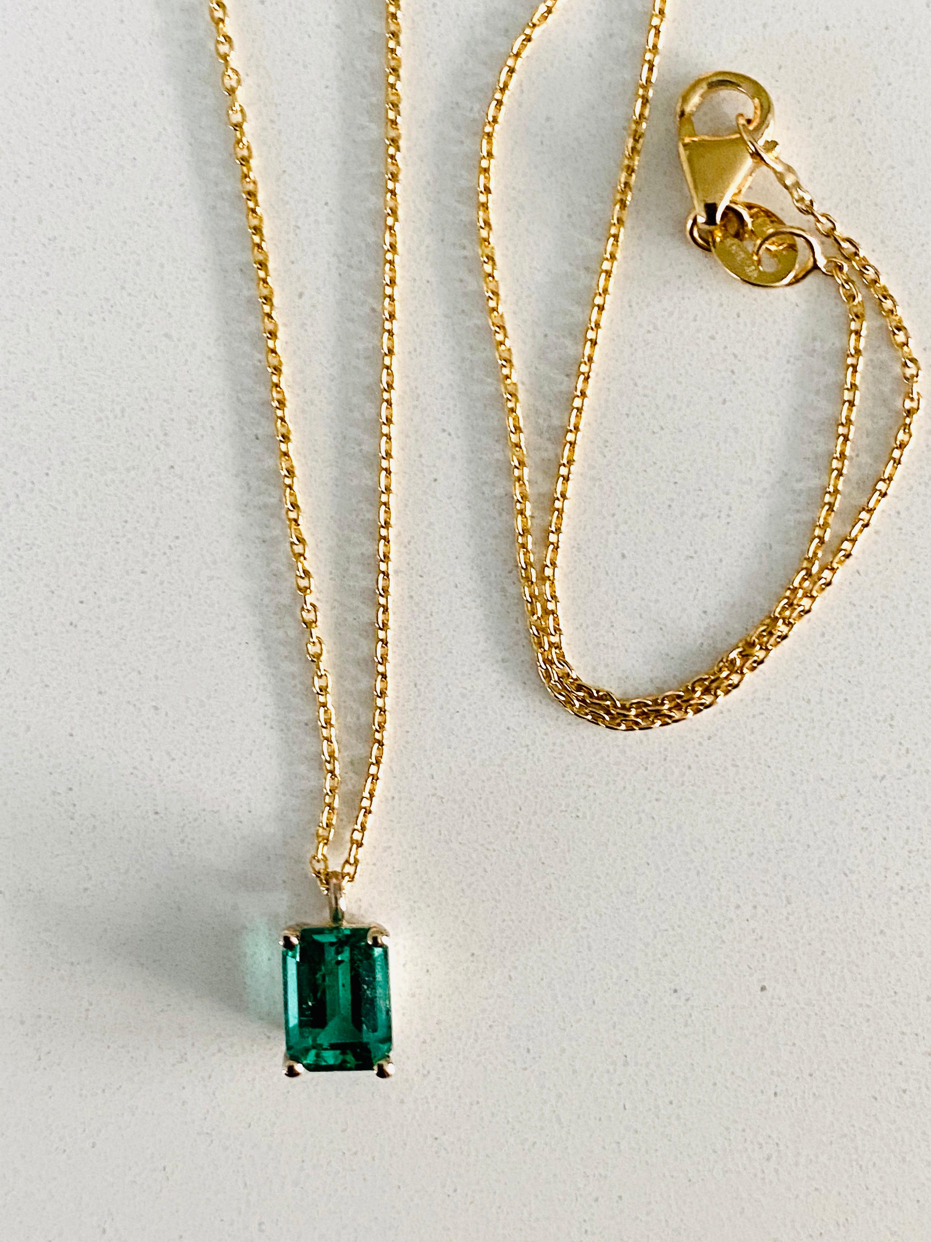 Modern Colombia Green Emerald Yellow Gold Drop Pendant Necklace