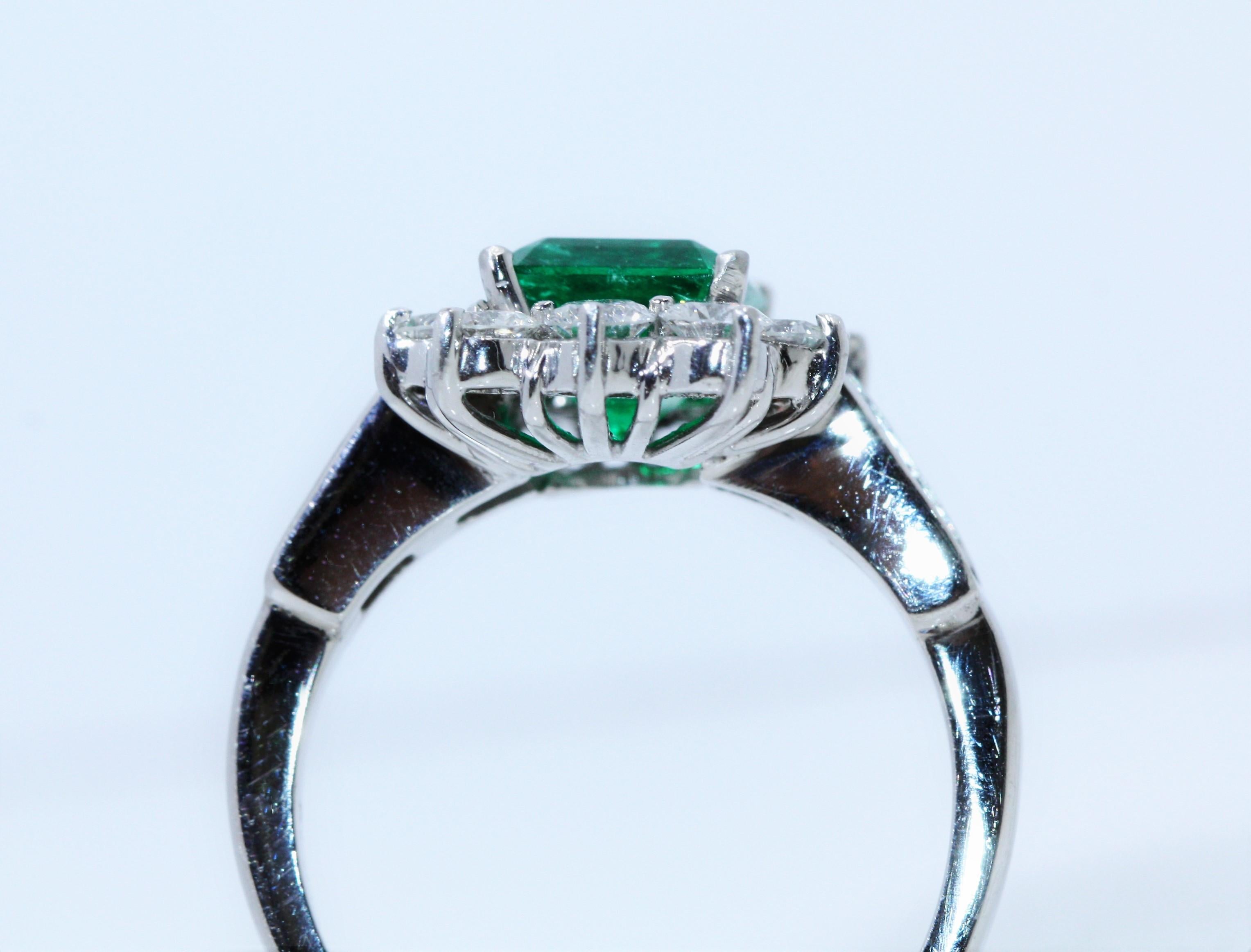Colombia Natural Beryl Emerald 18 Karat White Gold Diamond Ring, 1.97 Carat In Excellent Condition For Sale In New York, NY