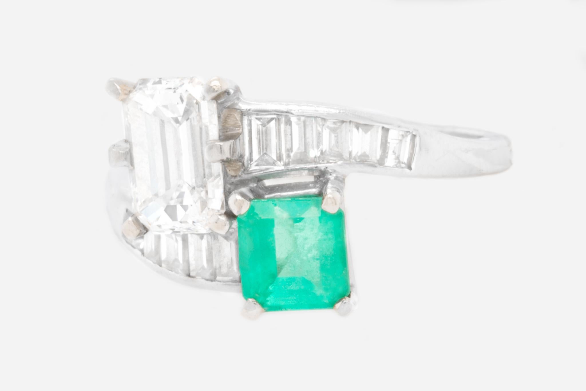 Contemporary Colombian 1 Carat Emerald and Diamonds Ring Platinum
