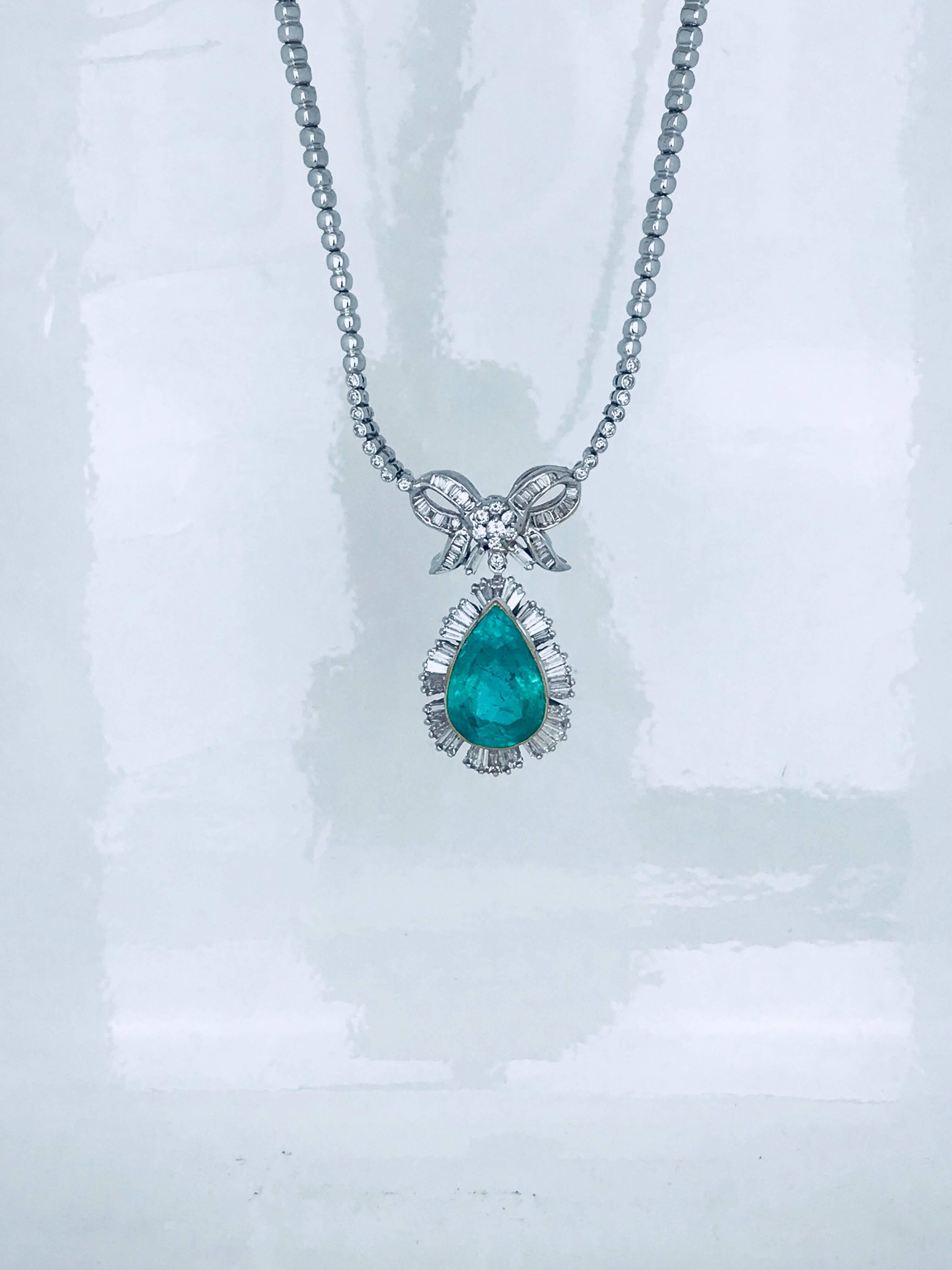 Colombian 15.36 Carat Emerald Lavaliere Necklace with 5.72 Carat Diamonds For Sale 2
