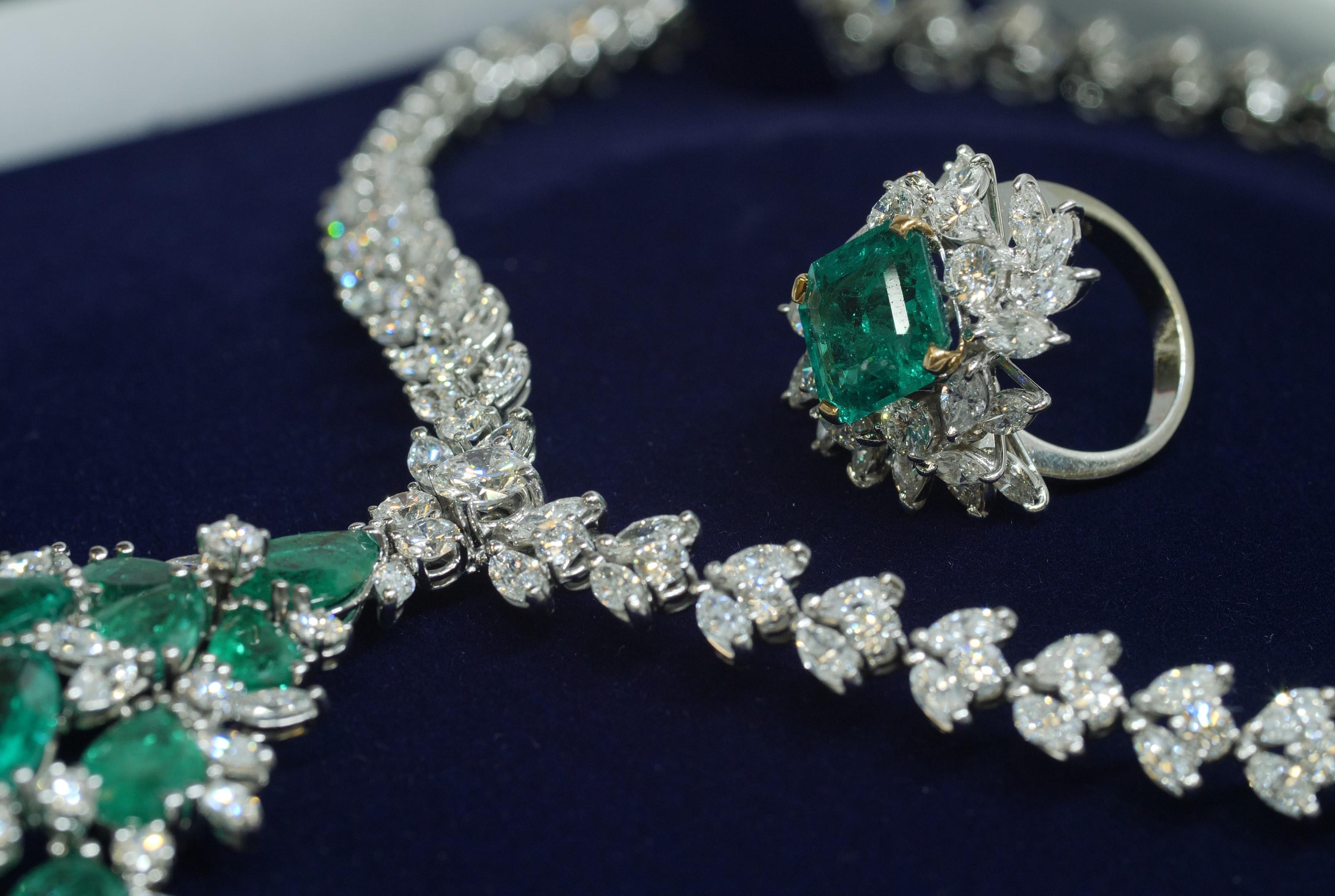 Once owned by a member of the Saudi royal dynasty, this remarkable set contains 27 carats of certified natural diamonds and 37 carats of certified Colombian and African emeralds, set in white gold.

Certified by the world renowned SSEF gemological