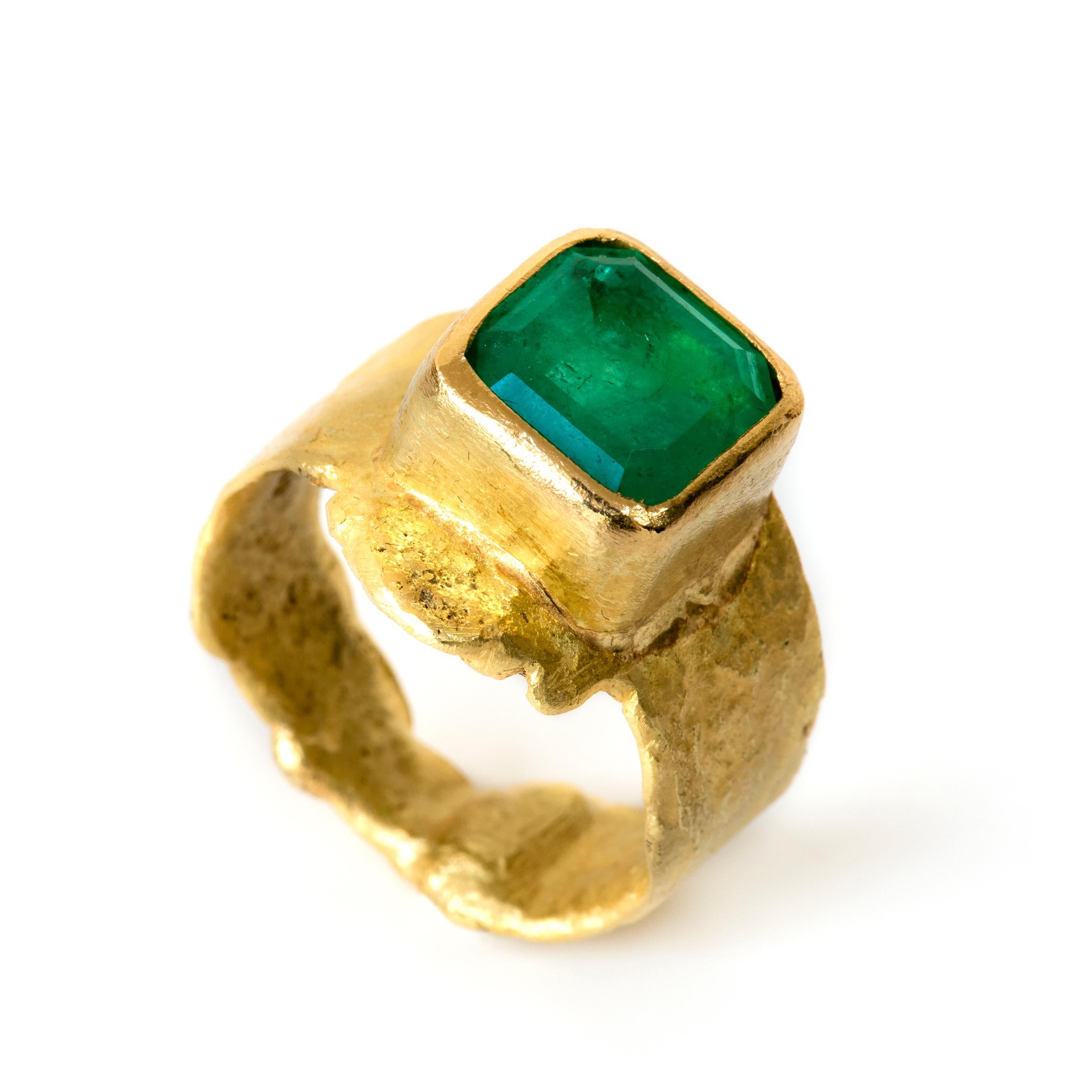 Contemporary Colombian 4.4 Carat Emerald 18 Karat Textured Gold Ring Handmade by Disa Allsopp For Sale