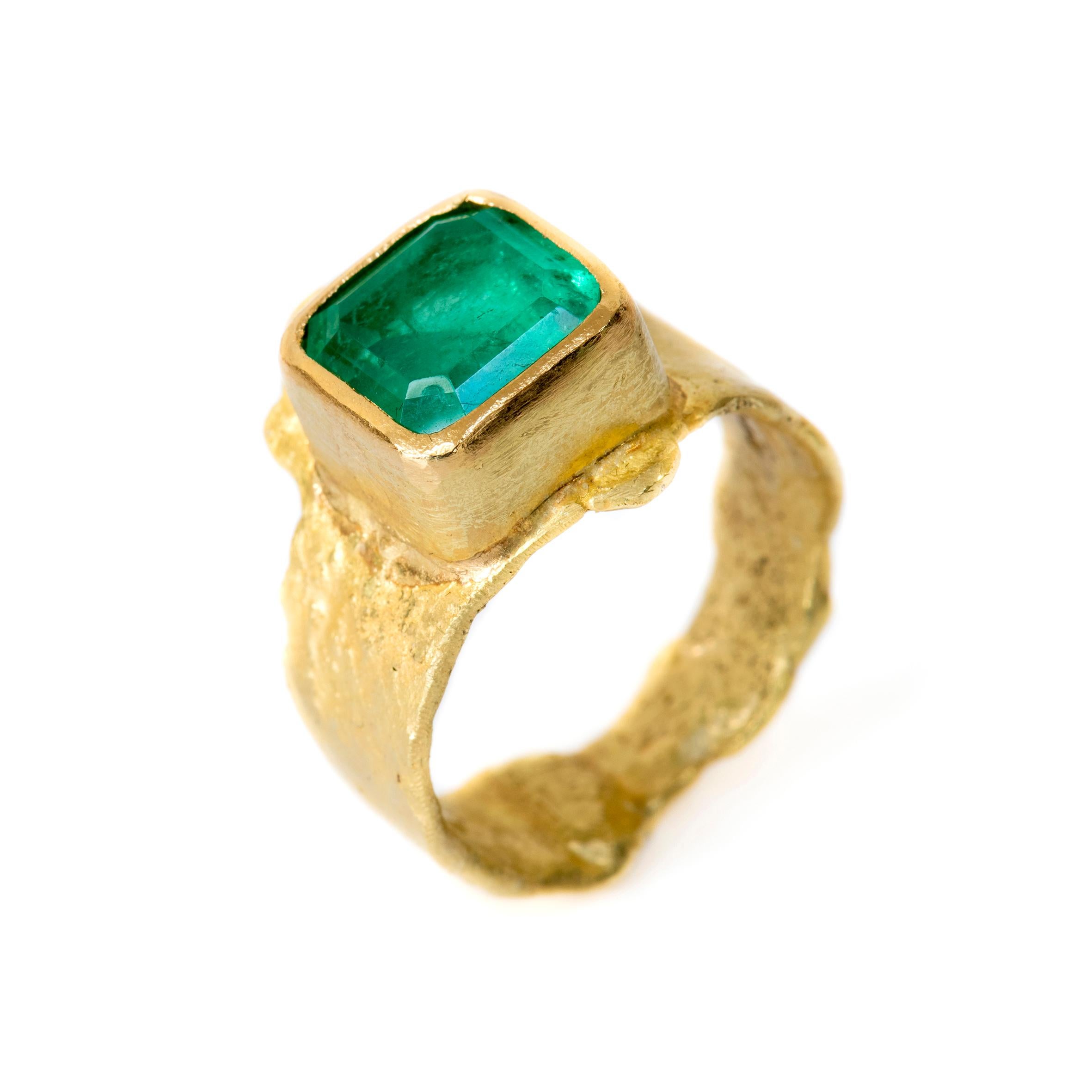 Colombian 4.4 Carat Emerald 18 Karat Textured Gold Ring Handmade by Disa Allsopp In New Condition For Sale In London, GB