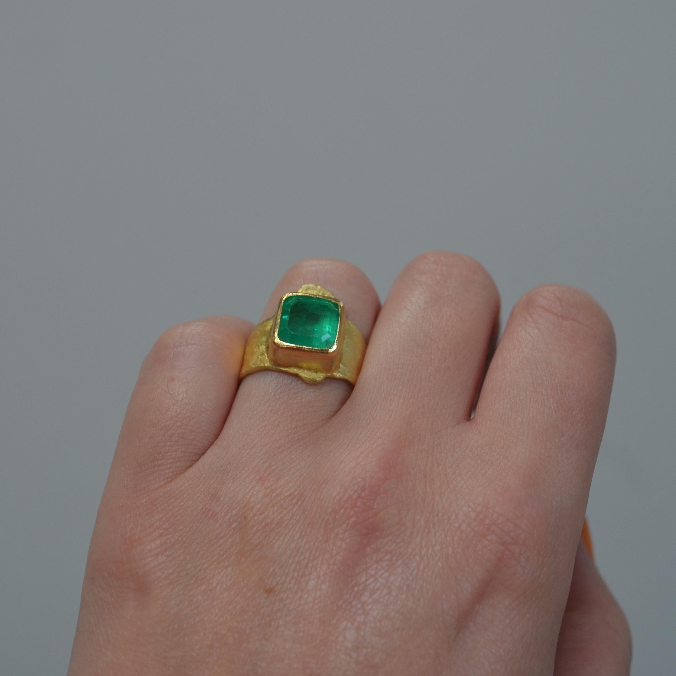 Colombian 4.4 Carat Emerald 18 Karat Textured Gold Ring Handmade by Disa Allsopp For Sale 1