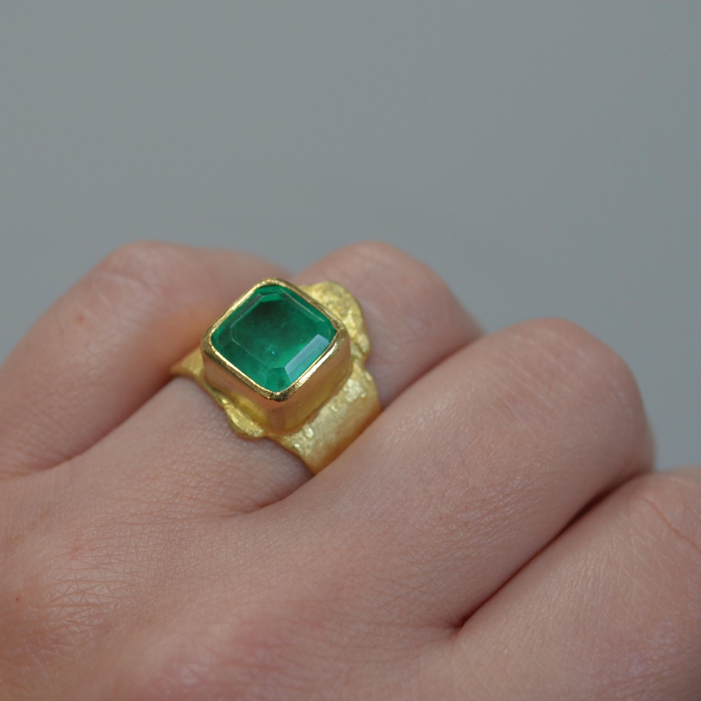 Colombian 4.4 Carat Emerald 18 Karat Textured Gold Ring Handmade by Disa Allsopp For Sale 2