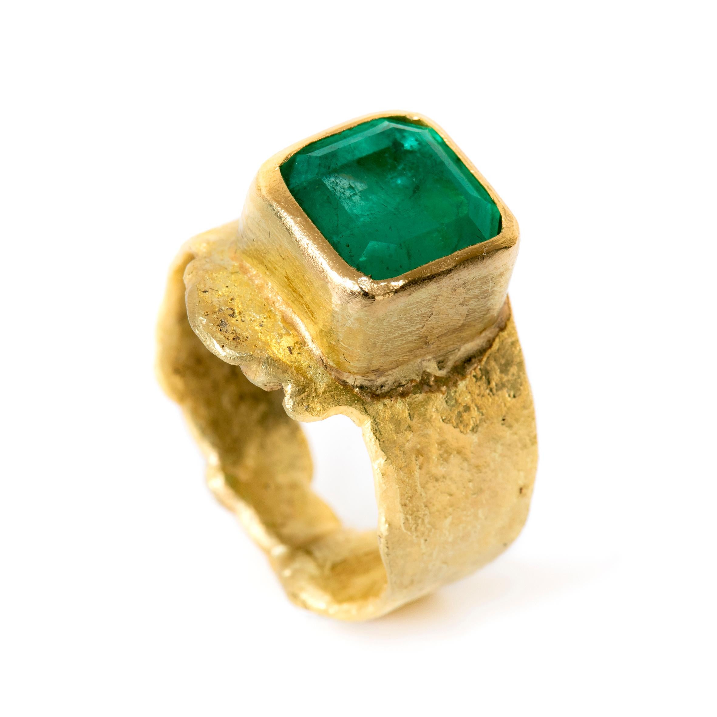 Colombian 4.4 Carat Emerald 18 Karat Textured Gold Ring Handmade by Disa Allsopp For Sale 3