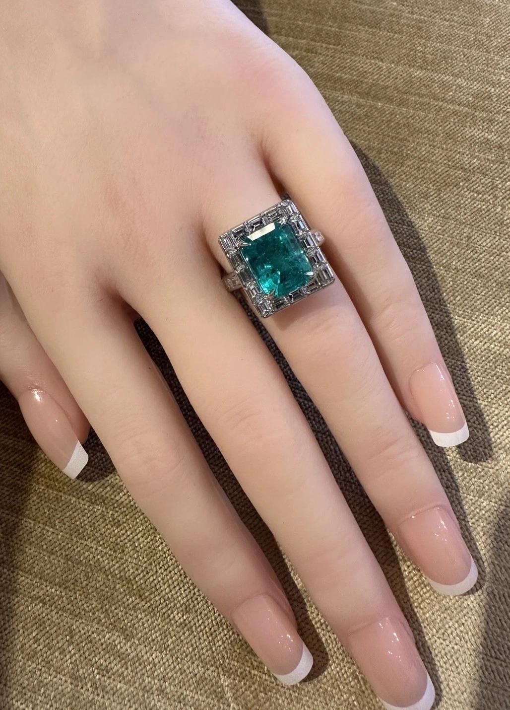 Anillo de Esmeralda Colombiana y Diamantes de 6,07 quilates en Platino en Excelente estado para la venta en La Jolla, CA