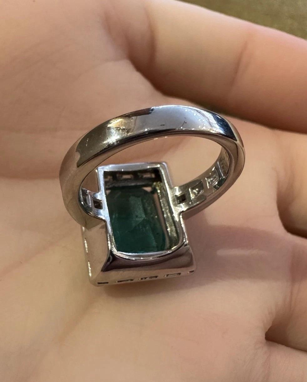 Anillo de Esmeralda Colombiana y Diamantes de 6,07 quilates en Platino en venta 1