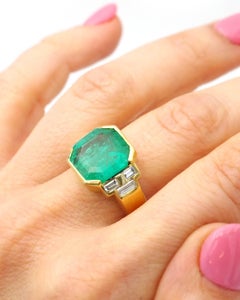 Colombian 6.20ct emerald minor oil ring in 18 karat gold