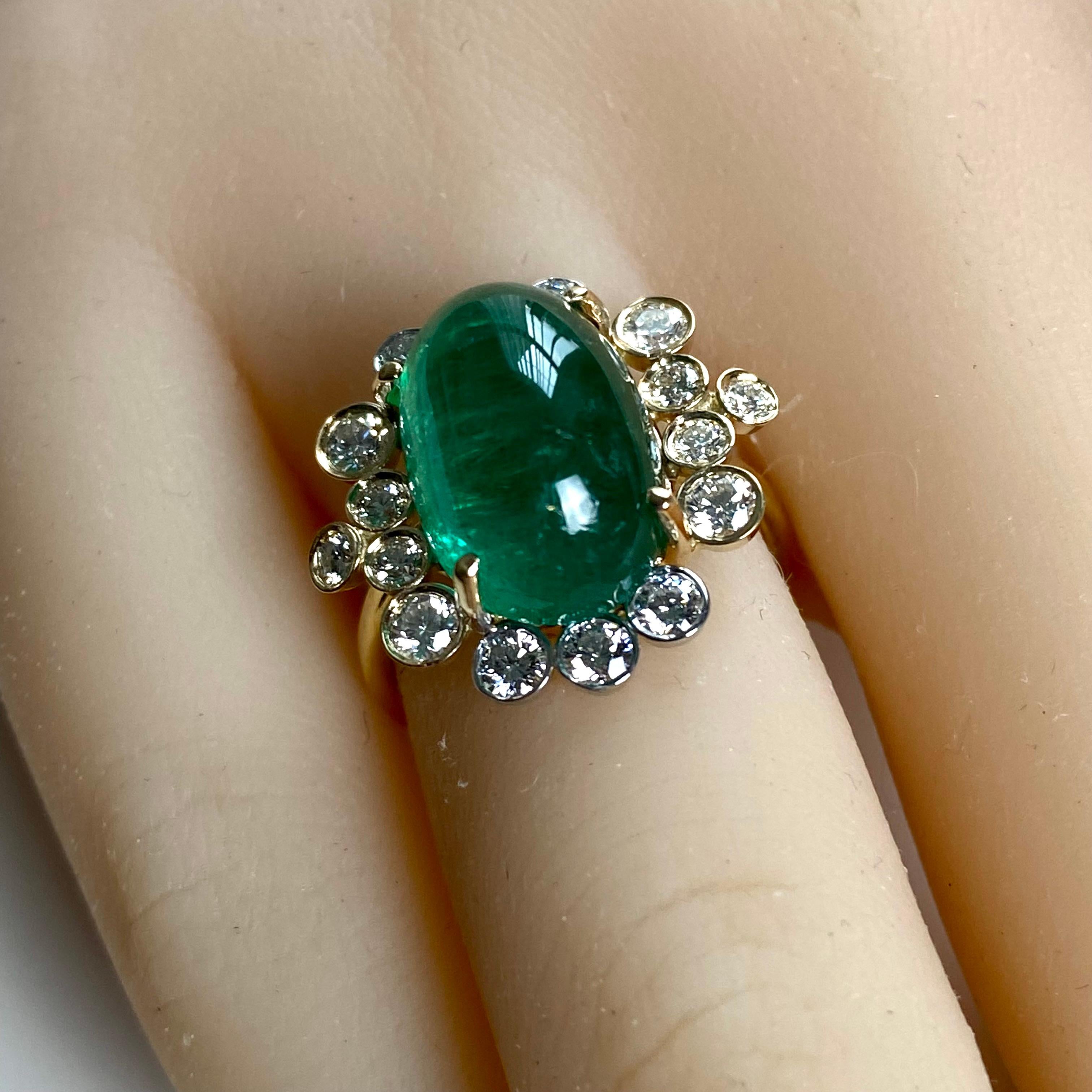 Colombian Cabochon Emerald 8.23 Carat Diamond 0.80 Carat 18 Karat Gold Ring  In New Condition For Sale In New York, NY