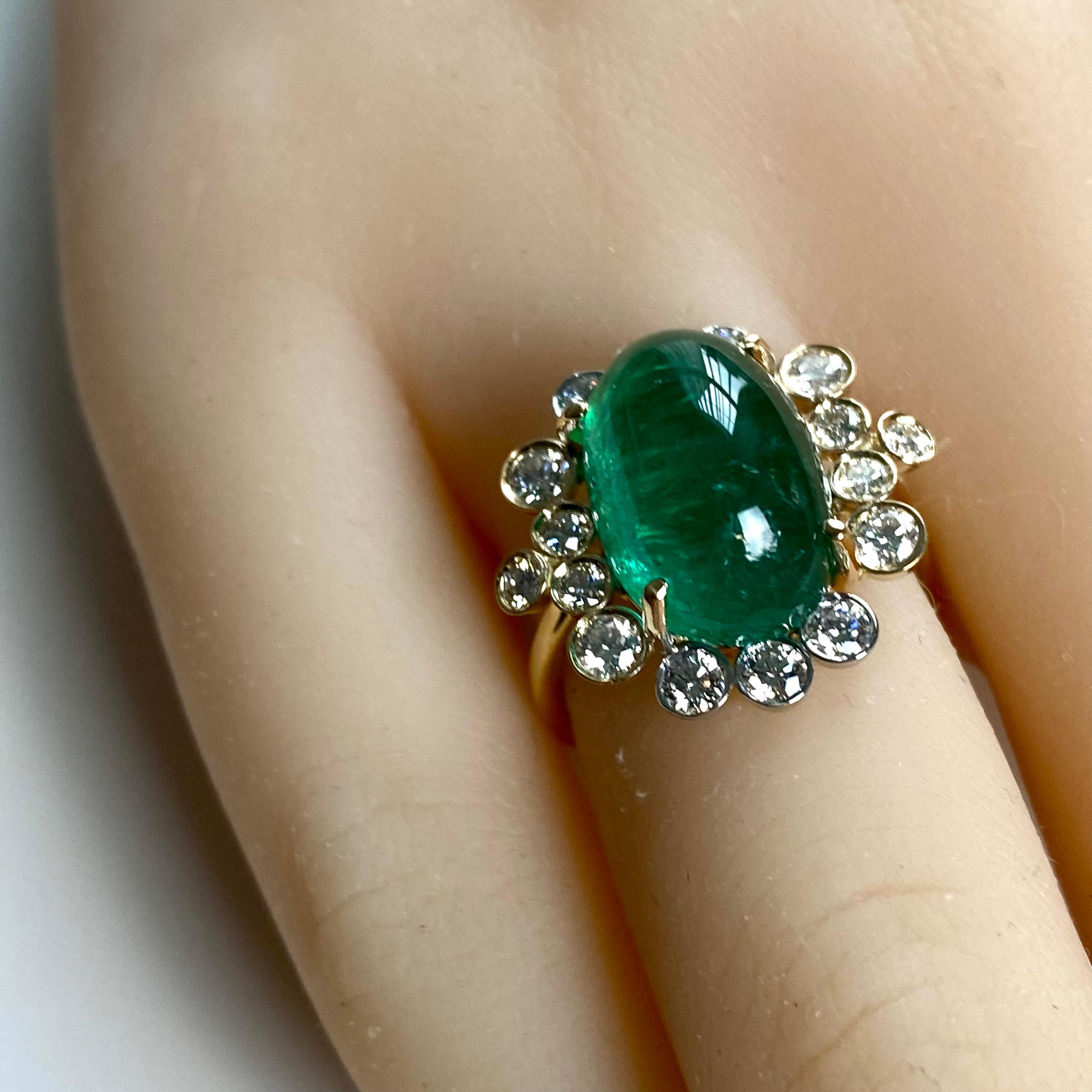 Colombian Cabochon Emerald 8.23 Carat Diamond 0.80 Carat 18 Karat Gold Ring  For Sale 3
