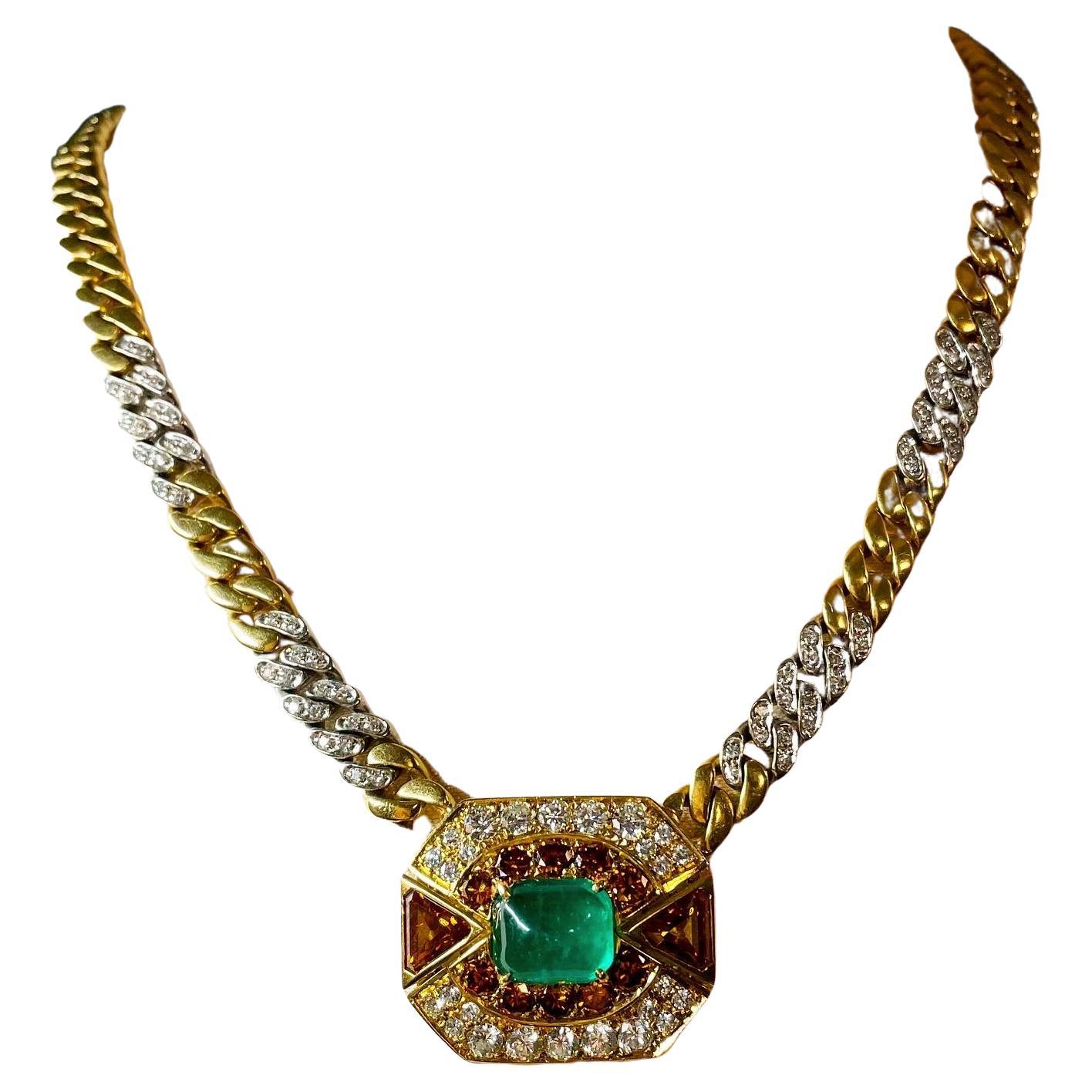 18K Gelbgold Kandare Glied Kette Halskette zentriert eine Platte mit kolumbianischen Cabochon Smaragd verkrustet zwischen zwei breiten Fancy Brown mit einem lebendigen Cognac Farbe Diamond Dreiecke und verschönert mit weißen und Cognac Diamanten