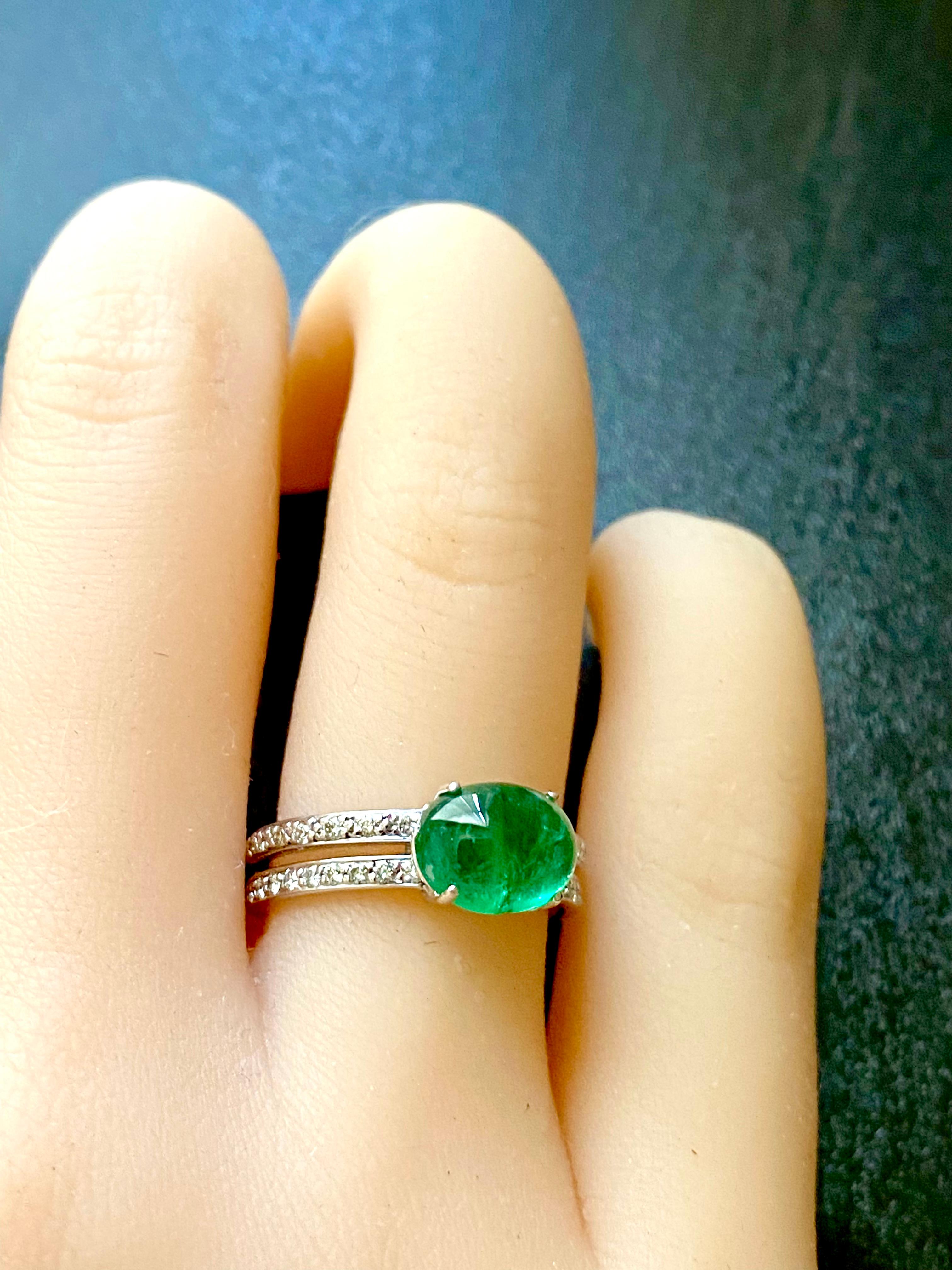 Contemporary Colombian Cabochon Emerald  Diamond 3.25 Carat White Gold Split Shank Ring For Sale