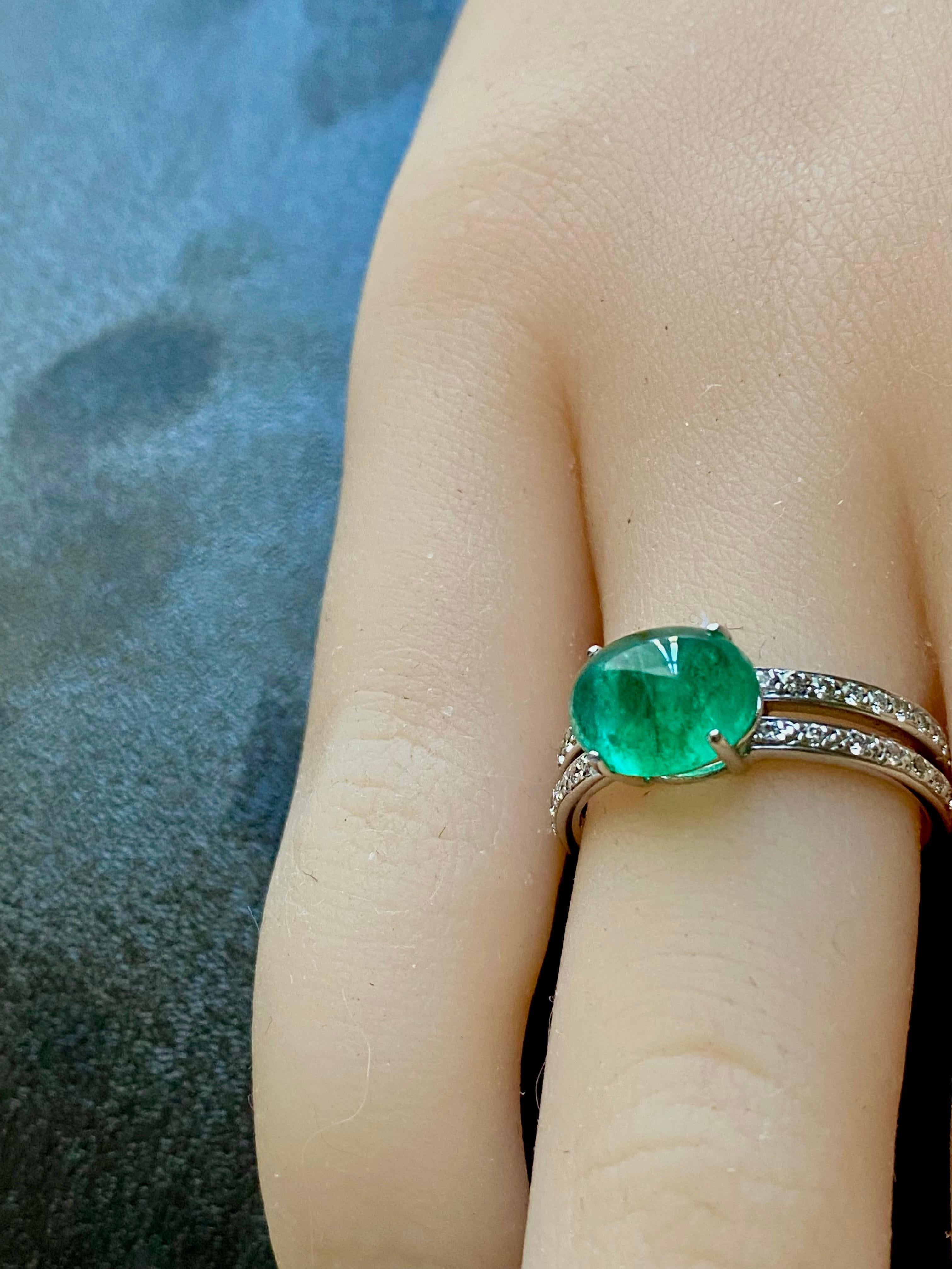Colombian Cabochon Emerald  Diamond 3.25 Carat White Gold Split Shank Ring In New Condition For Sale In New York, NY