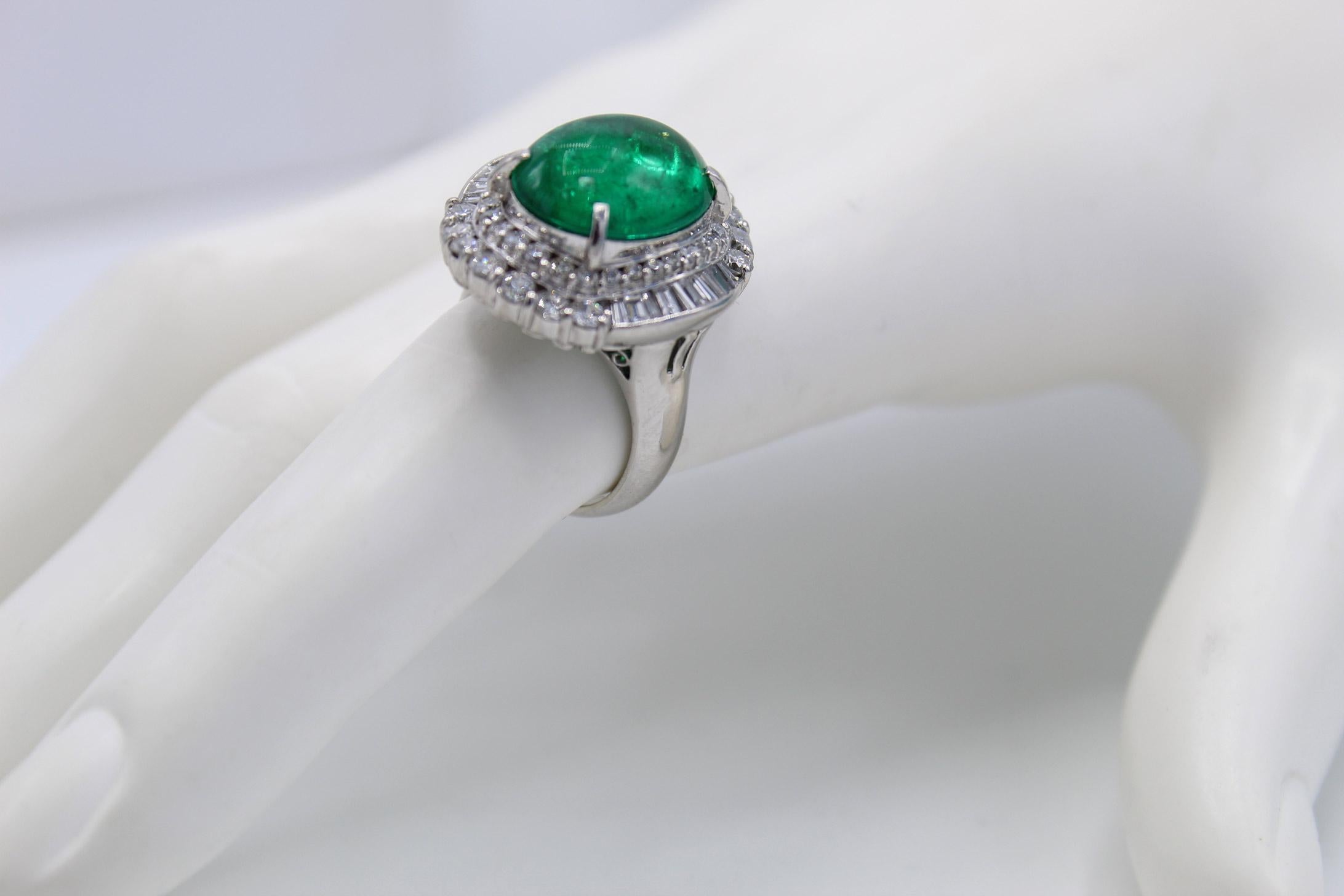 Colombian Cabochon Emerald Diamond Platinum Ring In Excellent Condition For Sale In New York, NY