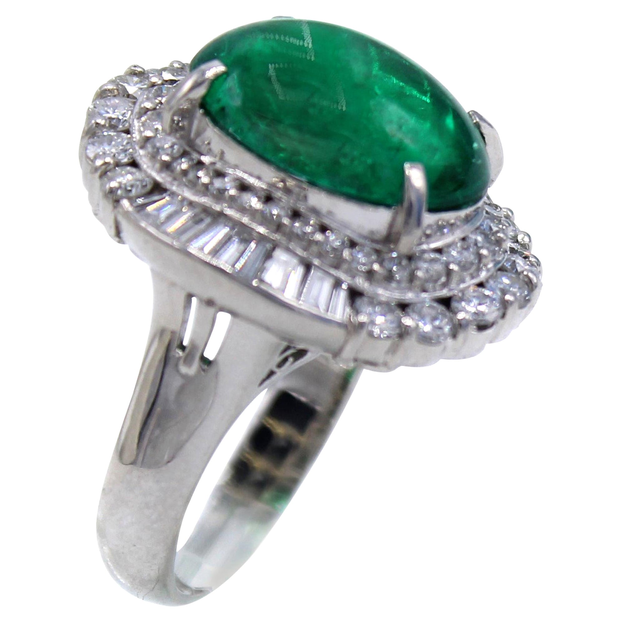 Platinring mit kolumbianischem Cabochon-Smaragd und Diamant