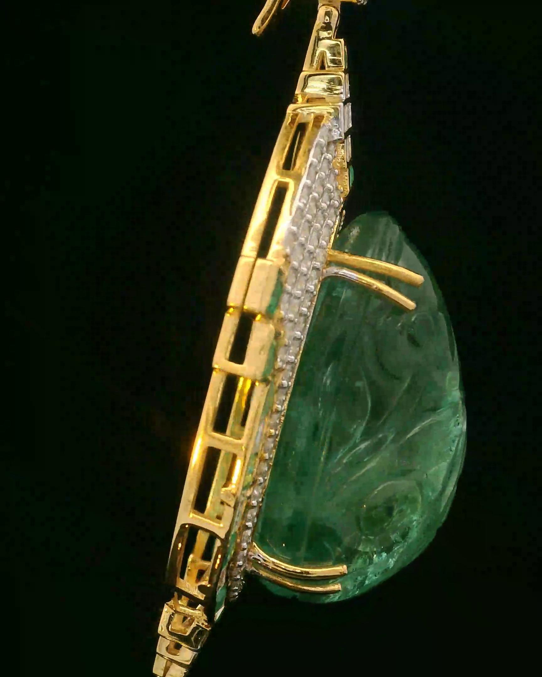Kolumbianischer geschnitzter Smaragd und Diamant-Anhänger im Angebot 6